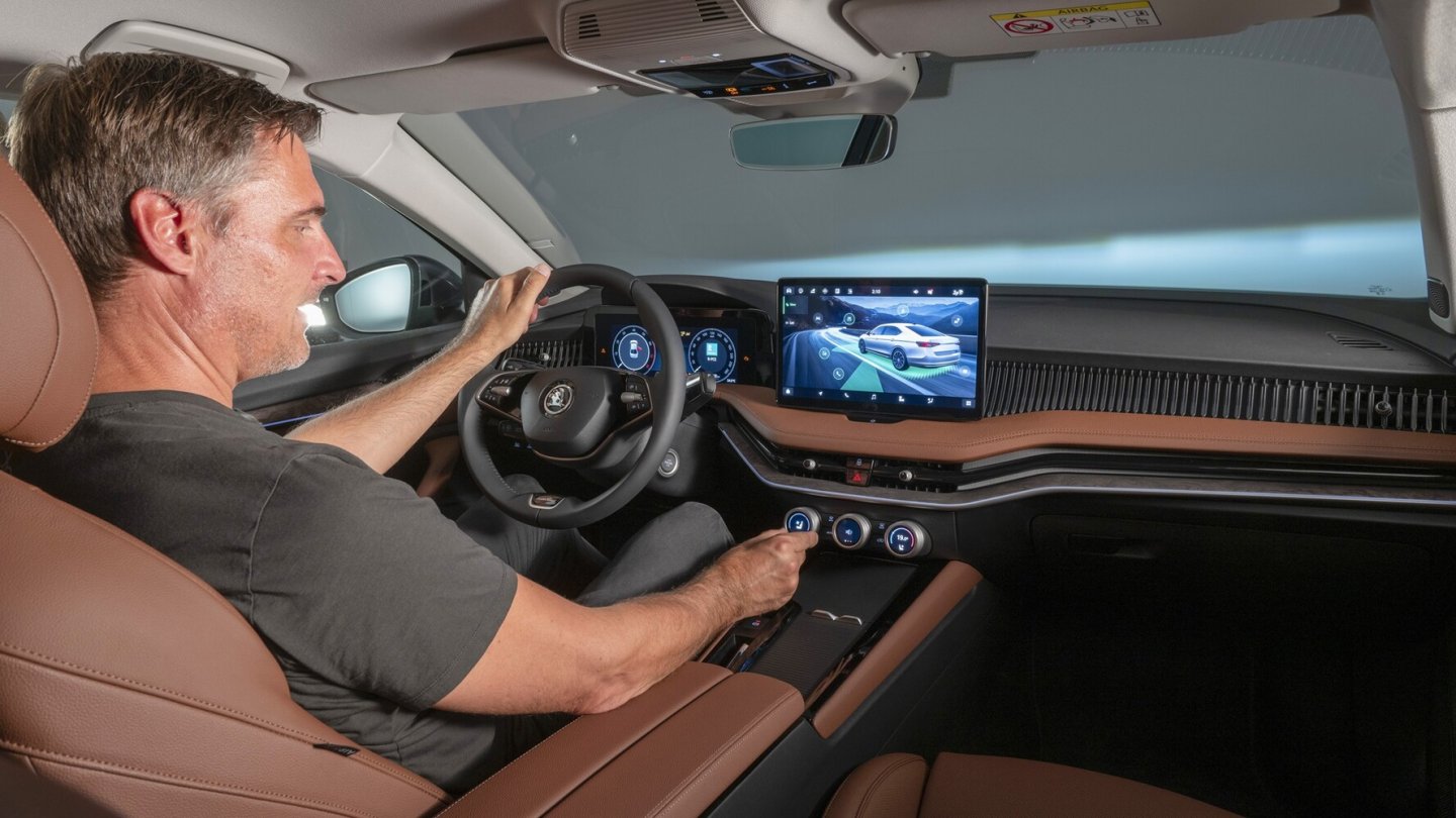 Wie im Kodiaq erleichtern drei Dreh-Drück-Steller die Bedienung im Cockpit. Wie im Kodiaq erleichtern drei Dreh-Drück-Steller die Bedienung im Cockpit.
