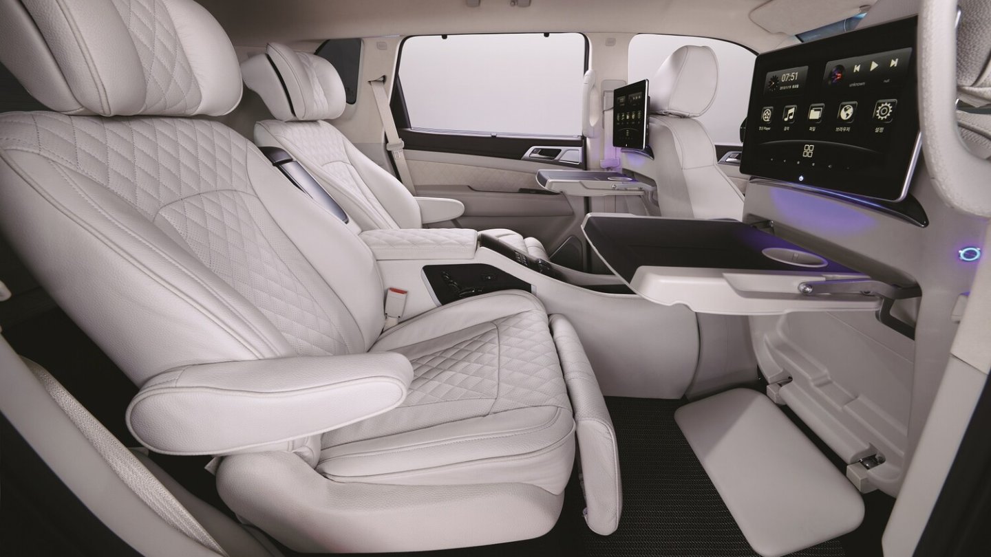 Edler Innenraum in der Rexton Limousine, die auf der Seoul Motor Show gezeigt wurde. Edler Innenraum in der Rexton Limousine, die auf der Seoul Motor Show gezeigt wurde.