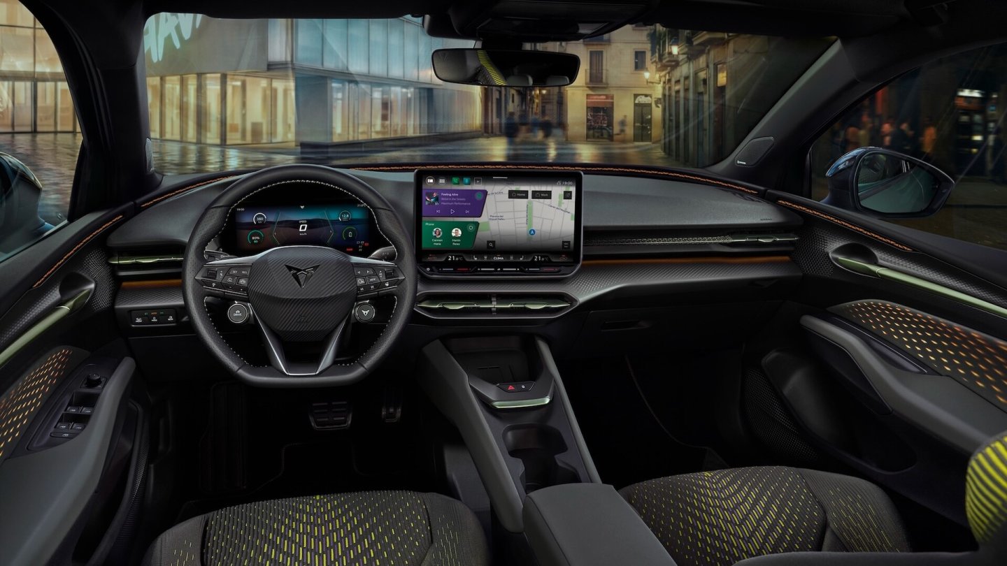 Das Cockpit ähnelt dem des frisch gelifteten Cupra Born.