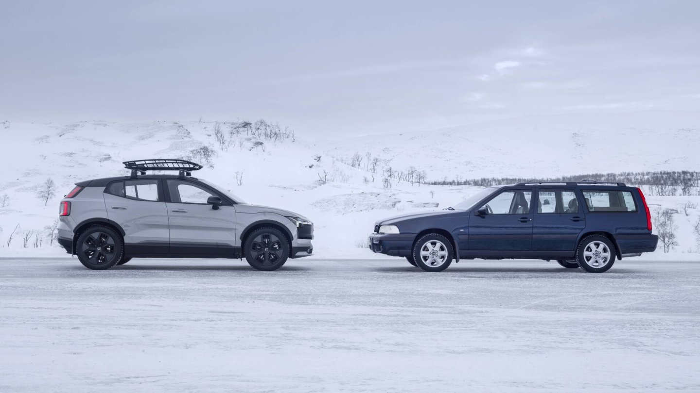 Der neue Volvo EX30 Cross Country neben seinem Urahn, dem V70.