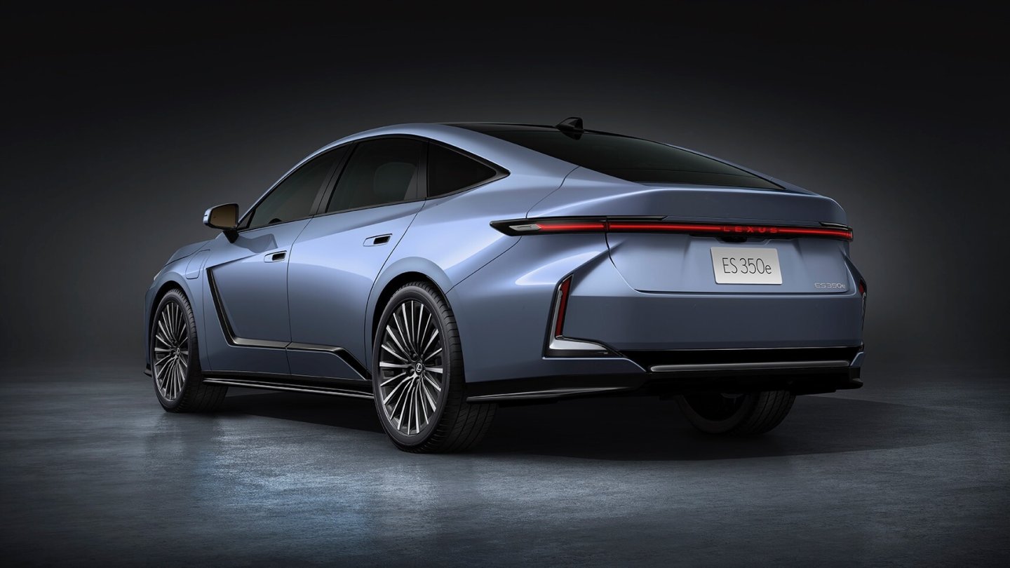 Der Lexus ES 350e hat Frontantrieb, darüber rangiert der 500e. Der Lexus ES 350e hat Frontantrieb, darüber rangiert der 500e.
