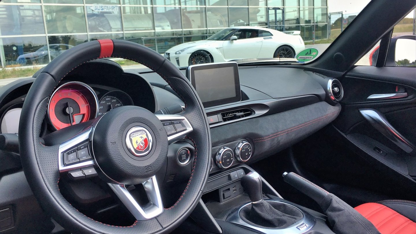 Das Cockpit entspricht den Schwestermodellen Mazda MX-5 und Fiat 124 Spider. Das Cockpit entspricht den Schwestermodellen Mazda MX-5 und Fiat 124 Spider.