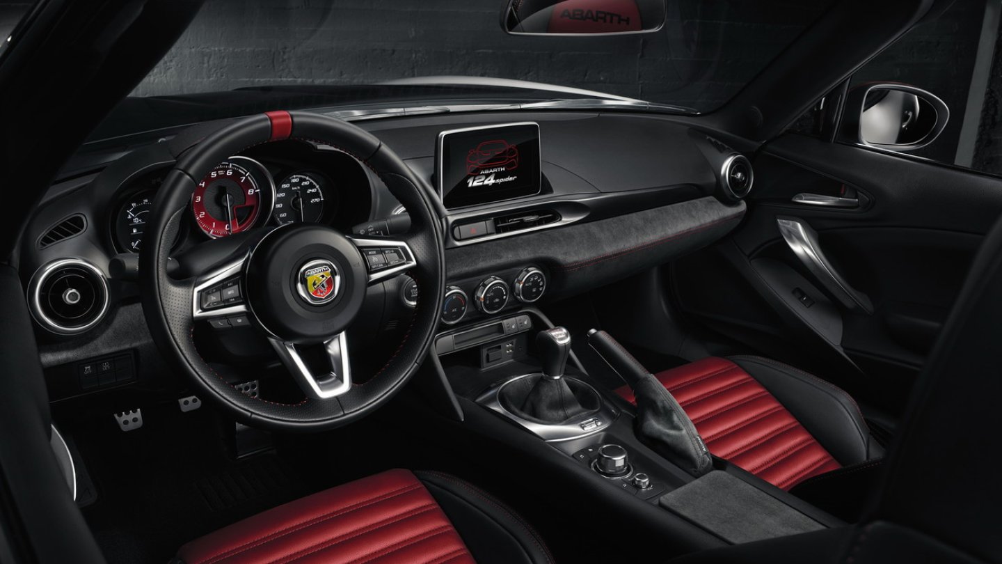 Der Innenraum trägt den Skorpion im Lenkrad und Alcantara am Cockpit.