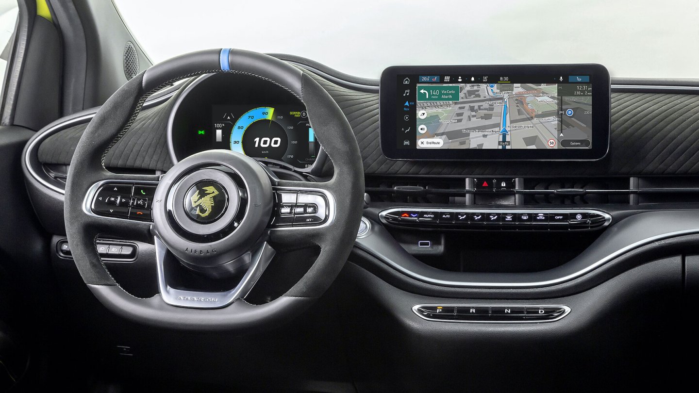 Das Cockpit der Sonderserie trägt Alcantara. Das Cockpit der Sonderserie trägt Alcantara.
