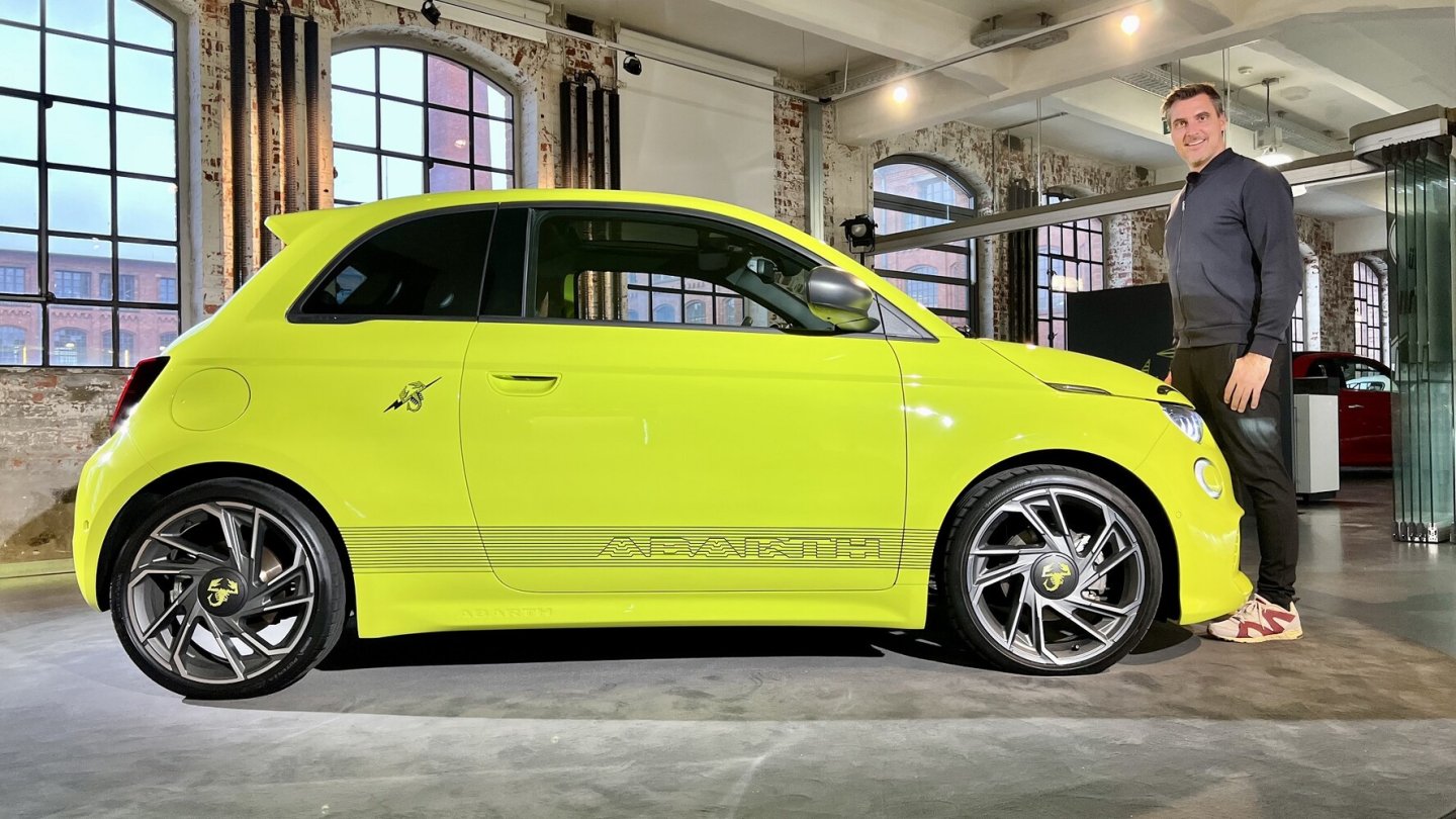 Erster Kontakt mit dem elektrischen Abarth 500e. Erster Kontakt mit dem elektrischen Abarth 500e.