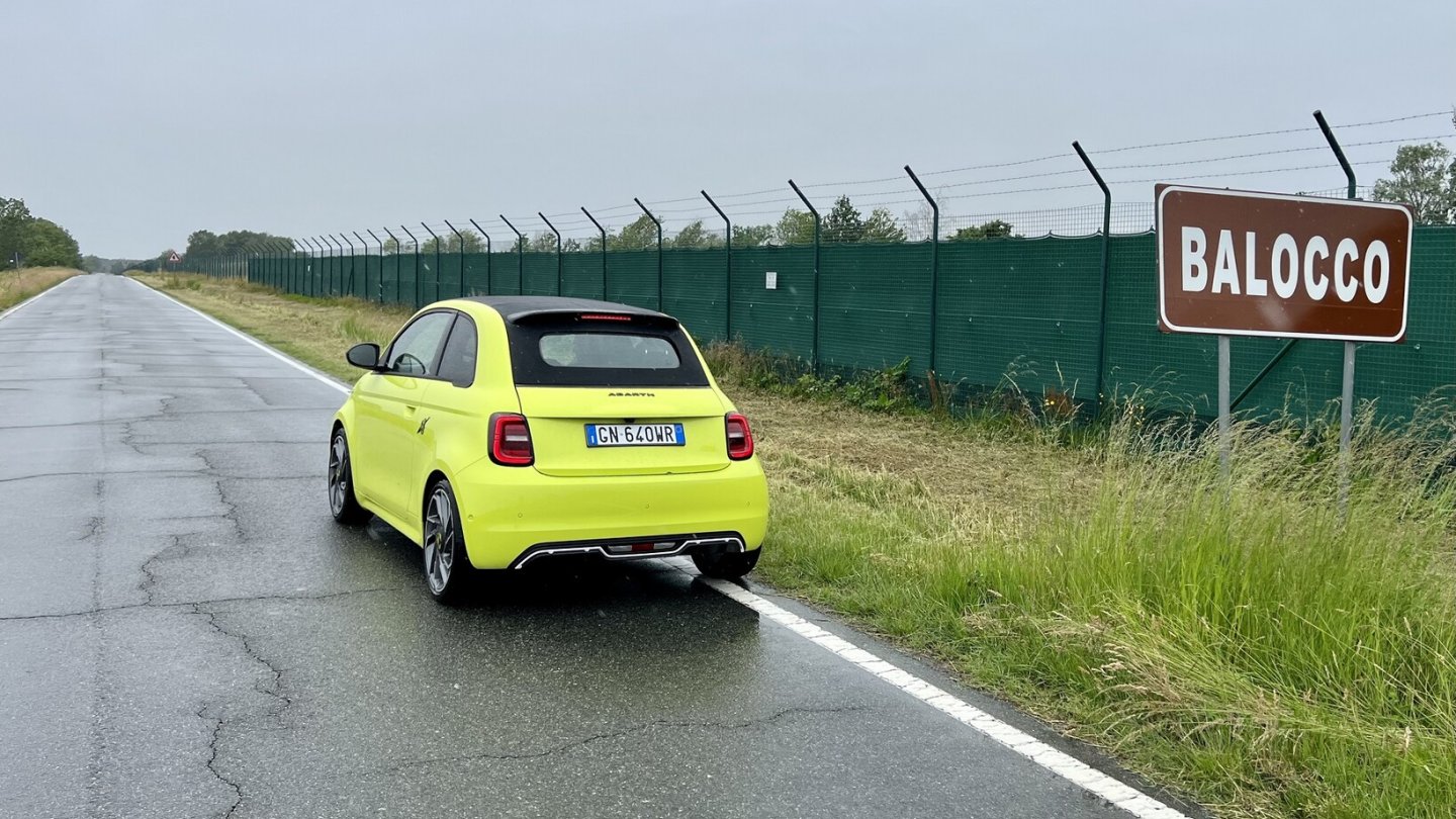 Die Norm-Reichweite des Abarh 500e Cabrio als Turismo liegt bei nur 242 Kilometern. Die Norm-Reichweite des Abarh 500e Cabrio als Turismo liegt bei nur 242 Kilometern.