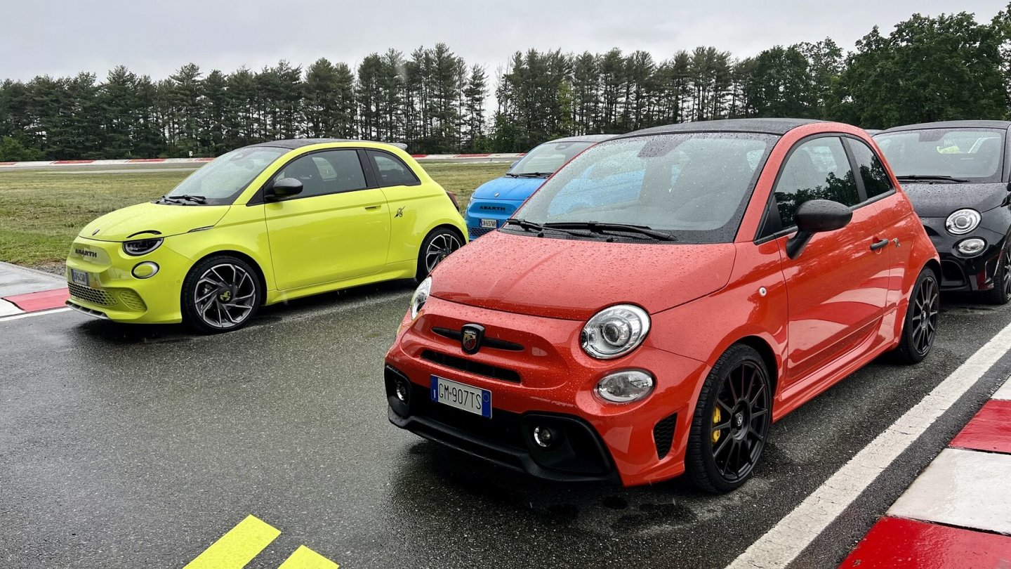 Die Verbrenner-Abarth laufen aus, 2024 ist die Marke vollstänsig elektrisch. Die Verbrenner-Abarth laufen aus, 2024 ist die Marke vollstänsig elektrisch.