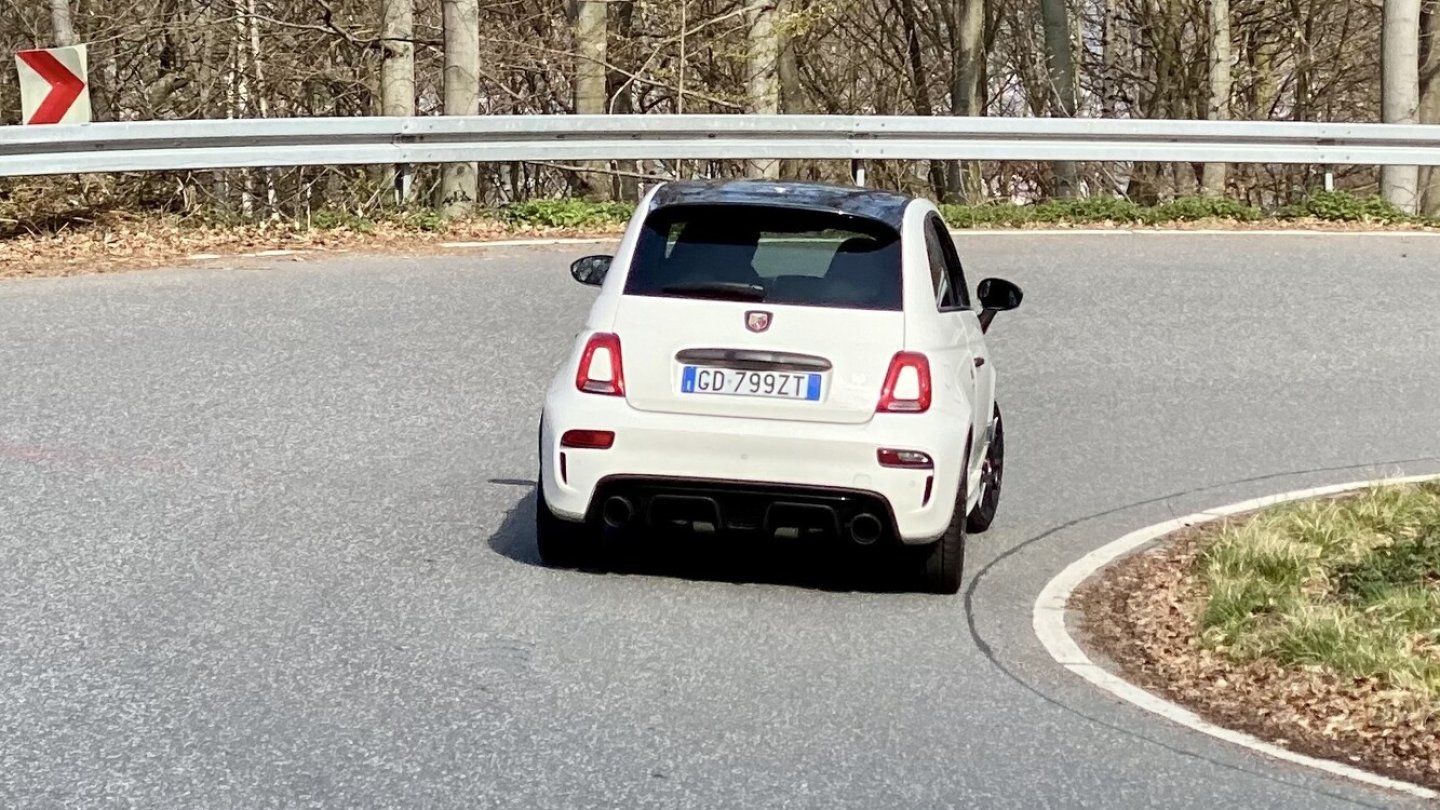 Der 595 ist mehr Fahrmaschine als getunter Kleinwagen. Der 595 ist mehr Fahrmaschine als getunter Kleinwagen.