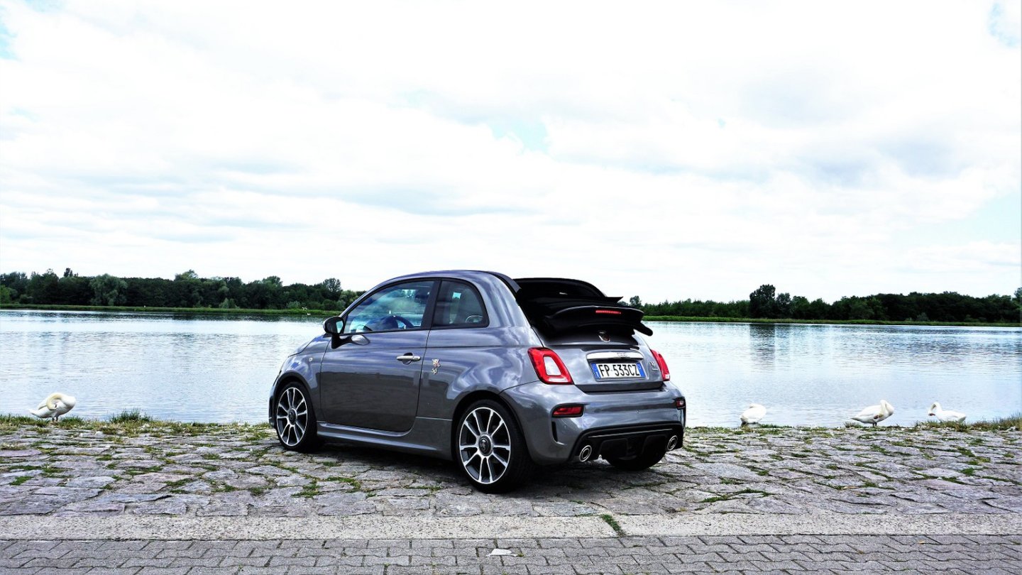 Das schlichte Record Grey wird dem heißen Charakter des Abarth 595 nicht ganz gerecht. Das schlichte Record Grey wird dem heißen Charakter des Abarth 595 nicht ganz gerecht.