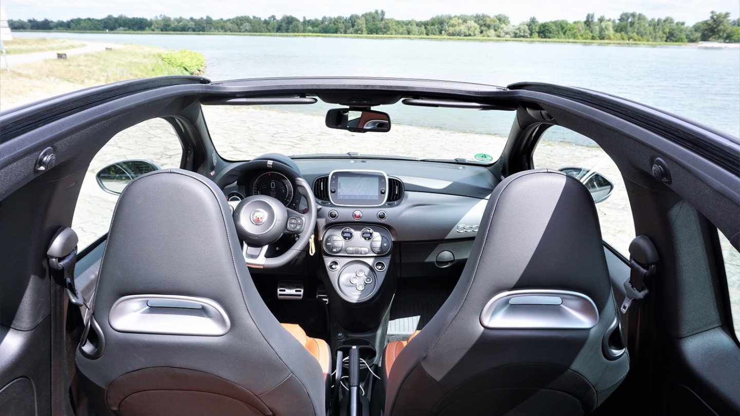 Die Cockpitarchitektur entspricht dem Fiat 500. Die Cockpitarchitektur entspricht dem Fiat 500.
