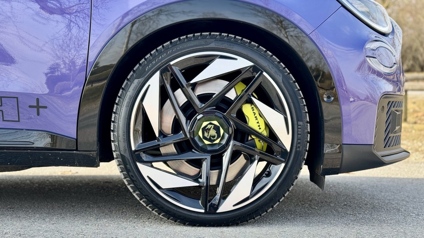 Die großen Räder sorgen für kurze Federwege, die Pirelli-Winterreifen mutmaßlich mangelnden Grip. Die großen Räder sorgen für kurze Federwege, die Pirelli-Winterreifen mutmaßlich mangelnden Grip.