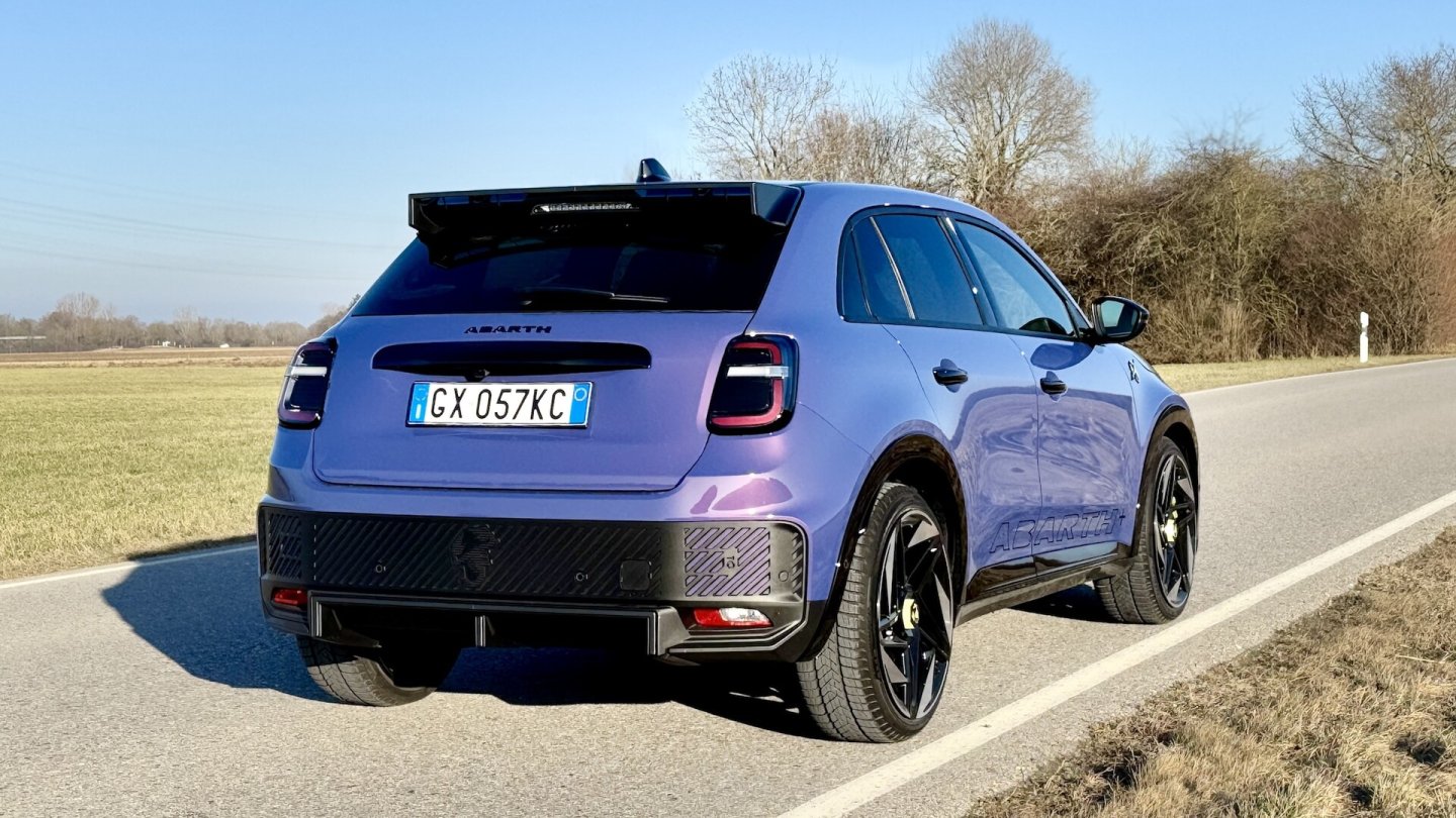 Bei Bedarf bollert der Abarth 600e - so ähnlich! - wie ein Verbrenner. Bei Bedarf bollert der Abarth 600e - so ähnlich! - wie ein Verbrenner.