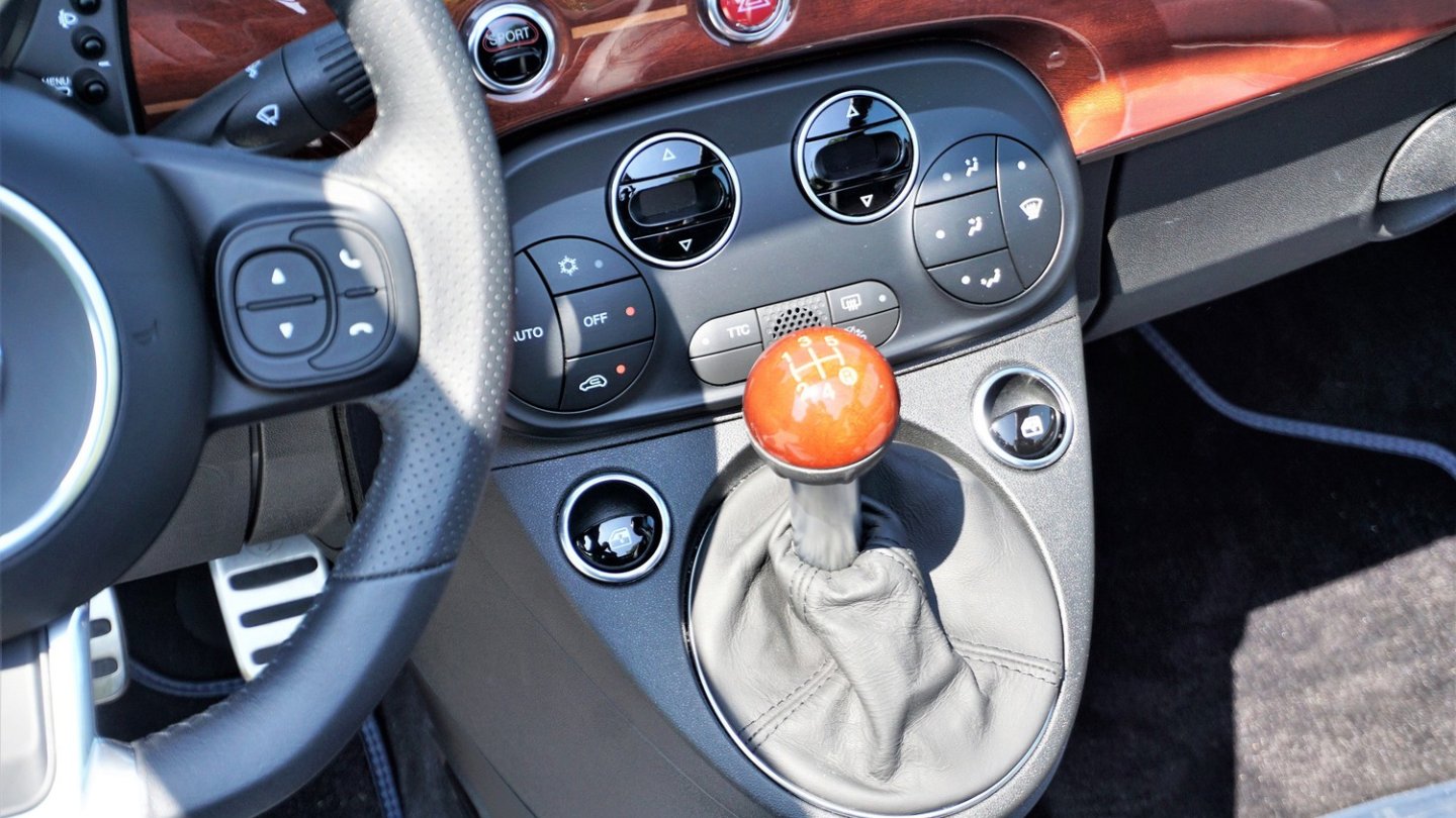 Pflichtstück im Abarth: der Schalthebel. Ihn gibt es auch holzlos. Pflichtstück im Abarth: der Schalthebel. Ihn gibt es auch holzlos.