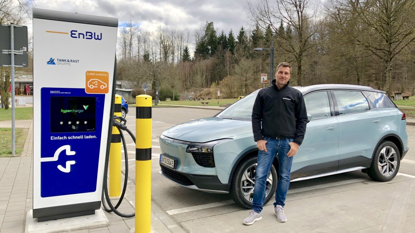 Der Aiways U5 am Schnelllader an einer deutschen Autobahn. Der Aiways U5 am Schnelllader an einer deutschen Autobahn.