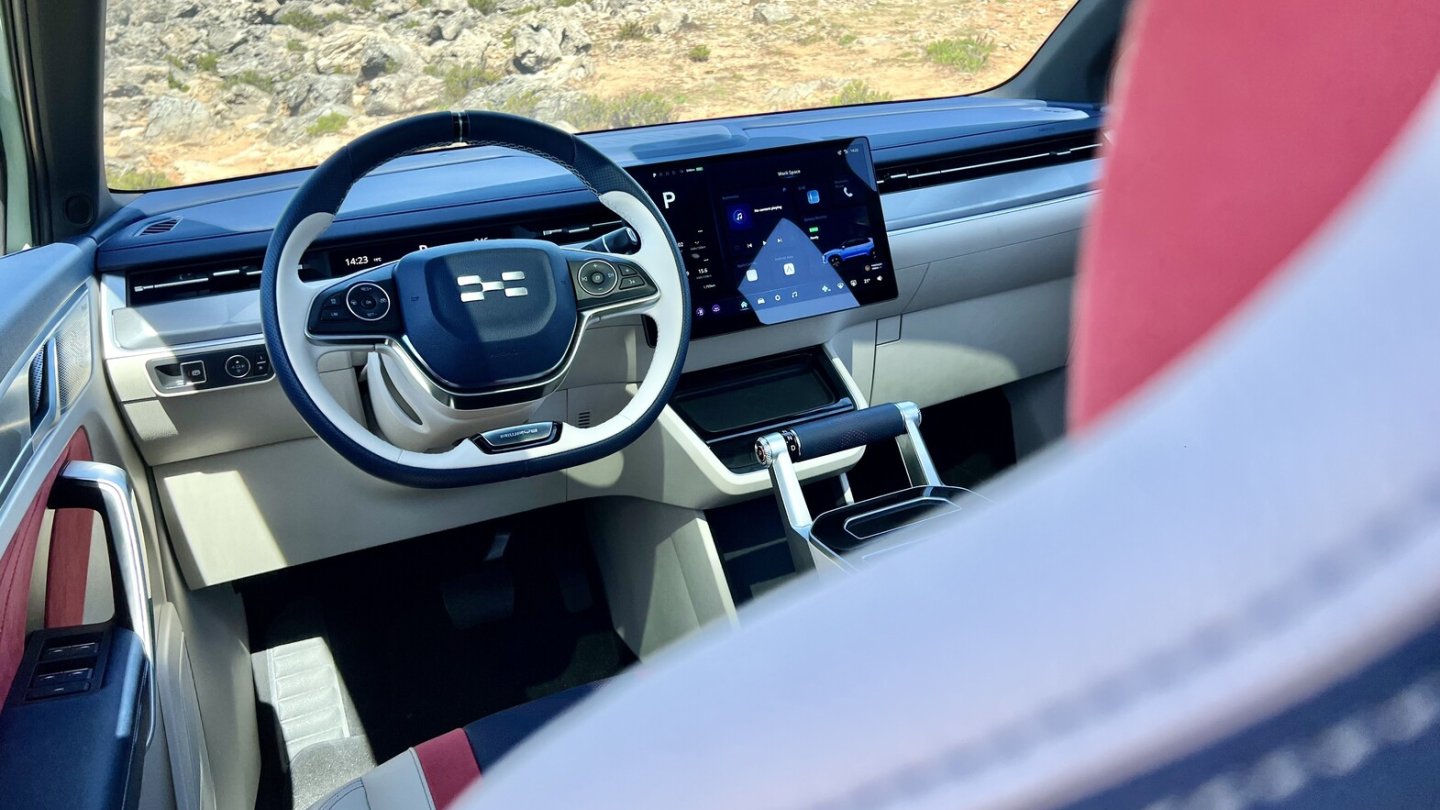 Der Touchscreen in der Mittelkonsole hat eine Diagonale von 14,6 Zoll. Der Touchscreen in der Mittelkonsole hat eine Diagonale von 14,6 Zoll.