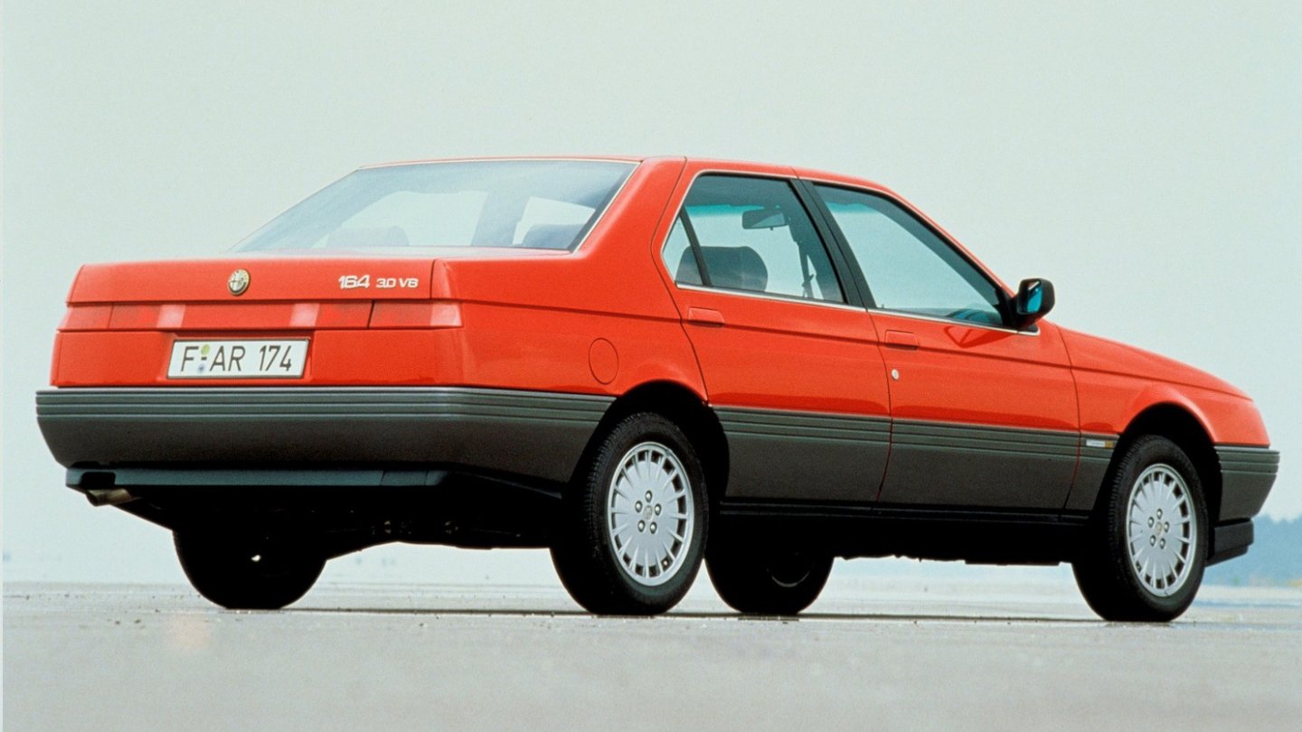 Nur so: in Rot mit unlackierten Schürzen, unter der Haube der 3.0 V6: das wäre mein Alfa 164. Nur so: in Rot mit unlackierten Schürzen, unter der Haube der 3.0 V6: das wäre mein Alfa 164.