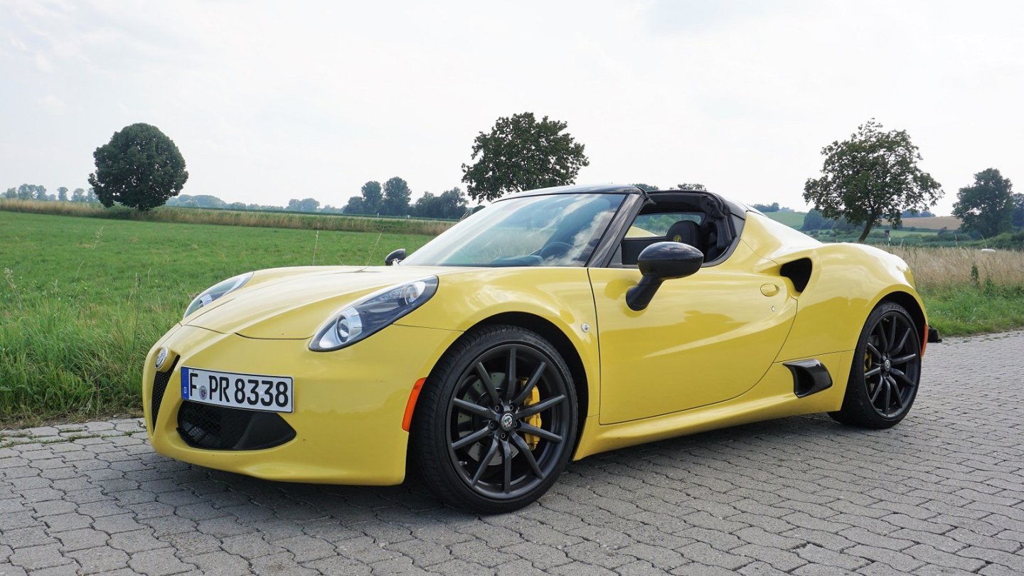 Klein, heiss, laut, göttlich. Der Alfa Romeo 4C Spider. Klein, heiss, laut, göttlich. Der Alfa Romeo 4C Spider.