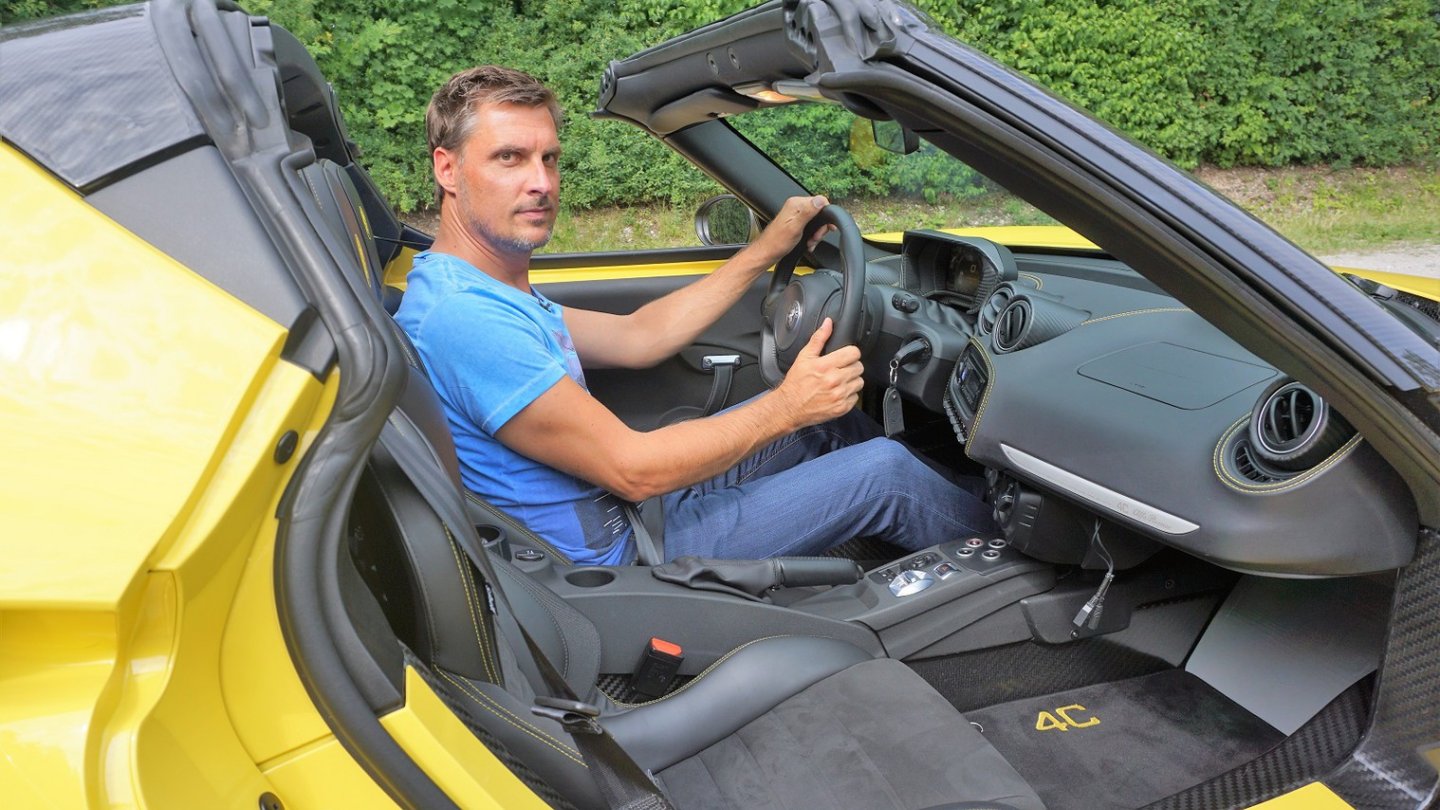Perfekte Sitzposition im kleinen Alfa, auch für große Menschen. Perfekte Sitzposition im kleinen Alfa, auch für große Menschen.