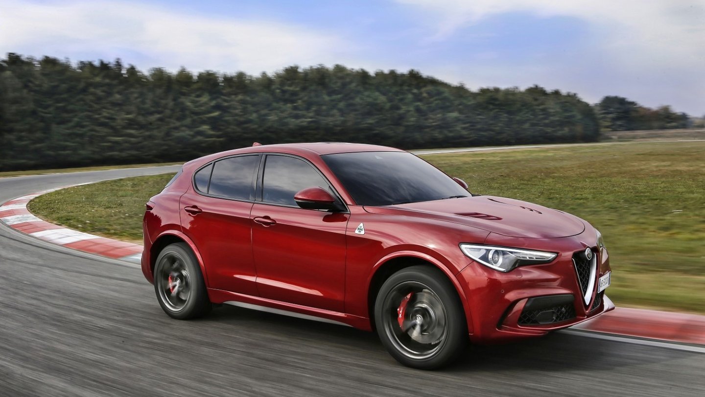 Auch der Stelvio Quadrifoglio macht sich gut auf der Rennstrecke, das Safety Car bleibt aber ein AMG. Auch der Stelvio Quadrifoglio macht sich gut auf der Rennstrecke, das Safety Car bleibt aber ein AMG.