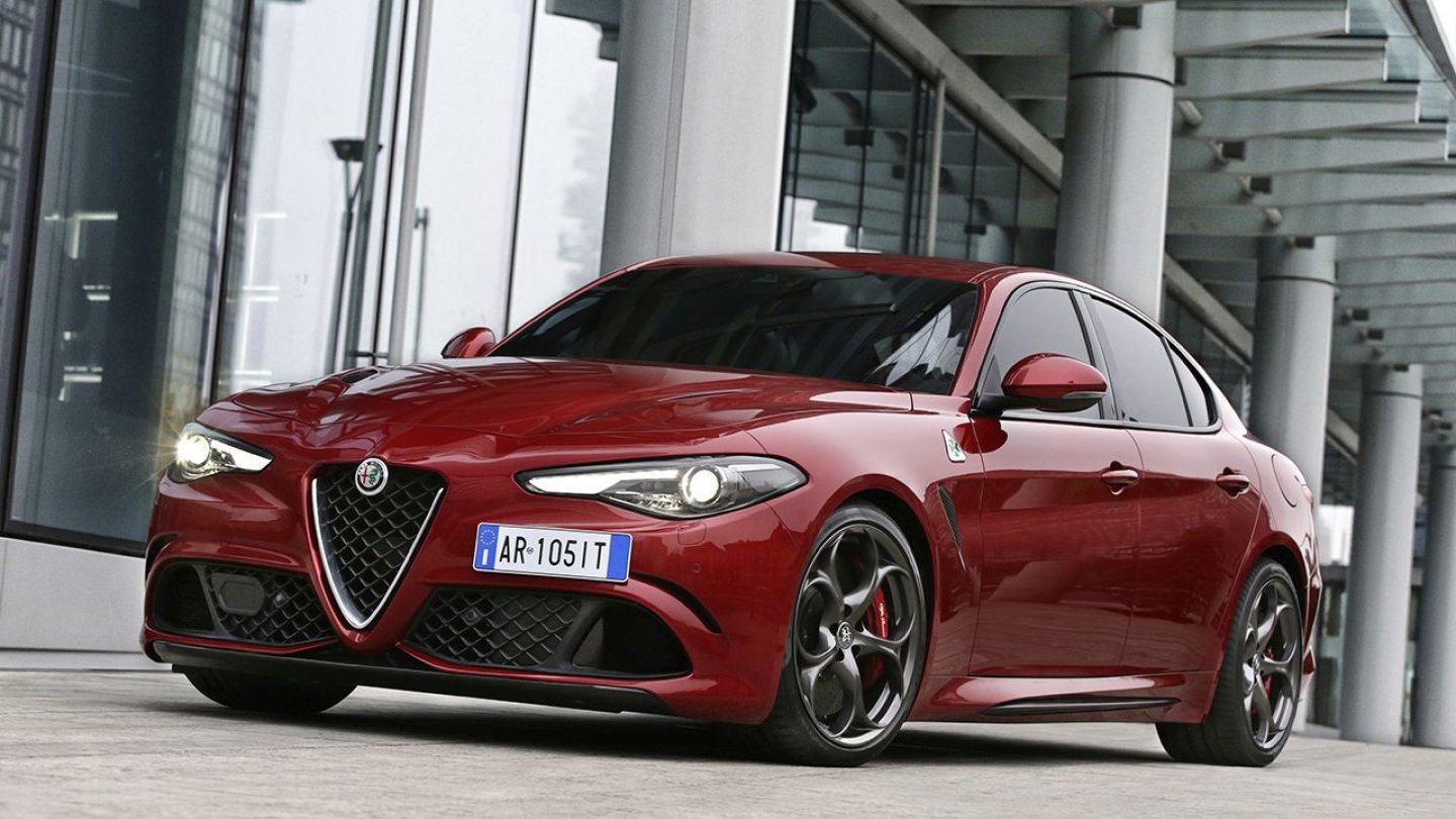 Der Gegenpol zum AE: Die Giulia Quadrifoglio mit 510 PS. Der Gegenpol zum AE: Die Giulia Quadrifoglio mit 510 PS.