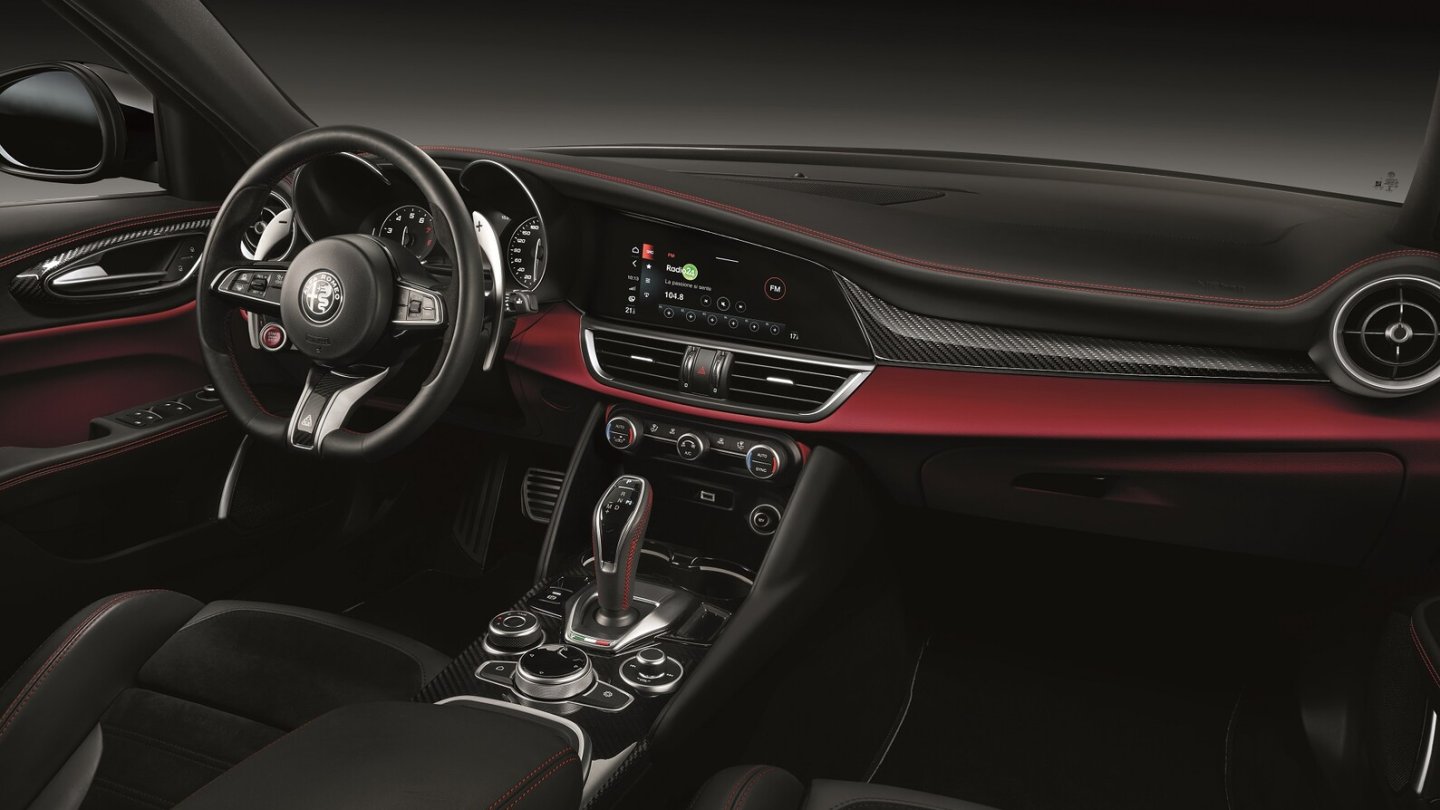 Das Cockpit mit dem größeren Infotainmentsystem. Das Cockpit mit dem größeren Infotainmentsystem.