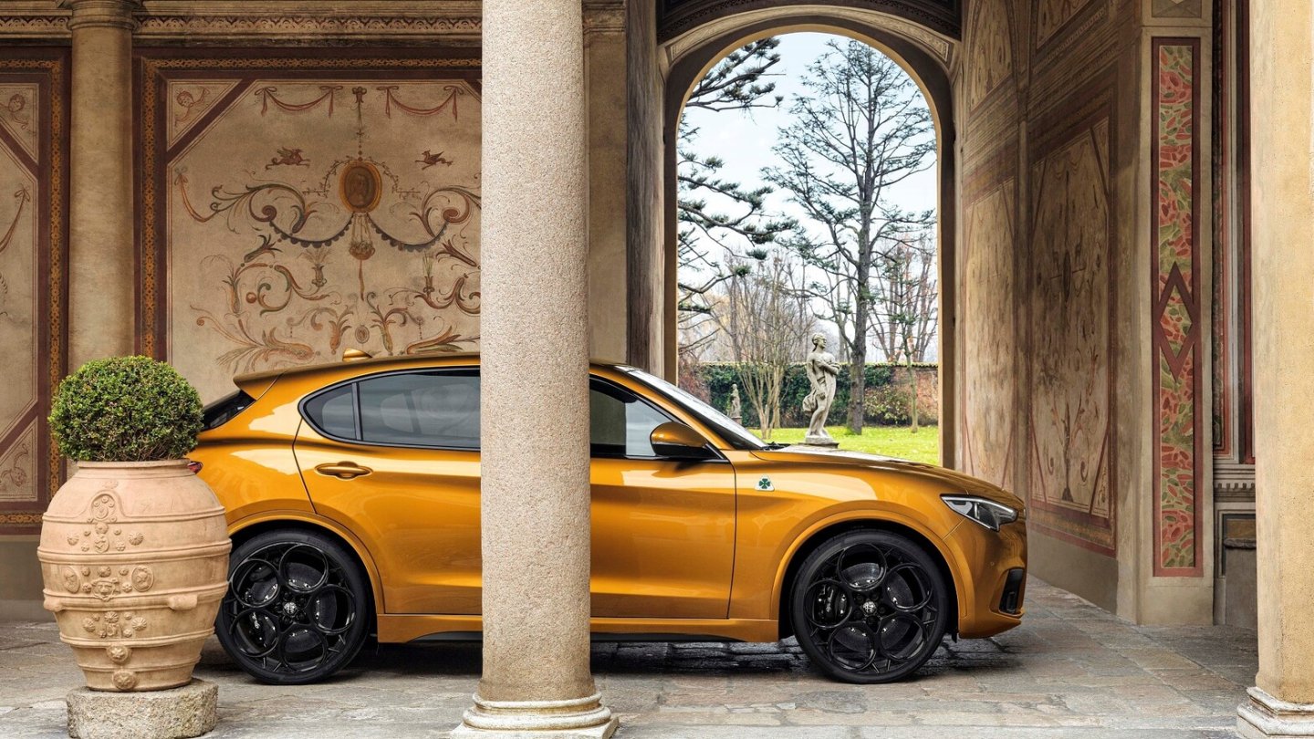 Der Alfa Romeo Stelvio Quadrifoglio in Ocra GT Junior. Der Alfa Romeo Stelvio Quadrifoglio in Ocra GT Junior.