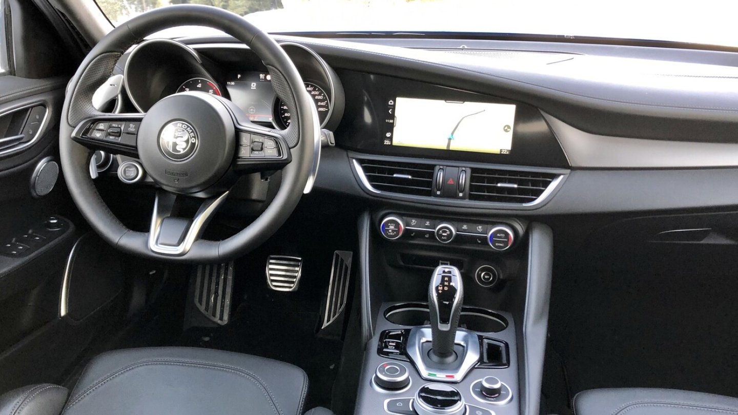Fahrerorientiertes Cockpit in der Alfa Romeo Giulia. Fahrerorientiertes Cockpit in der Alfa Romeo Giulia.