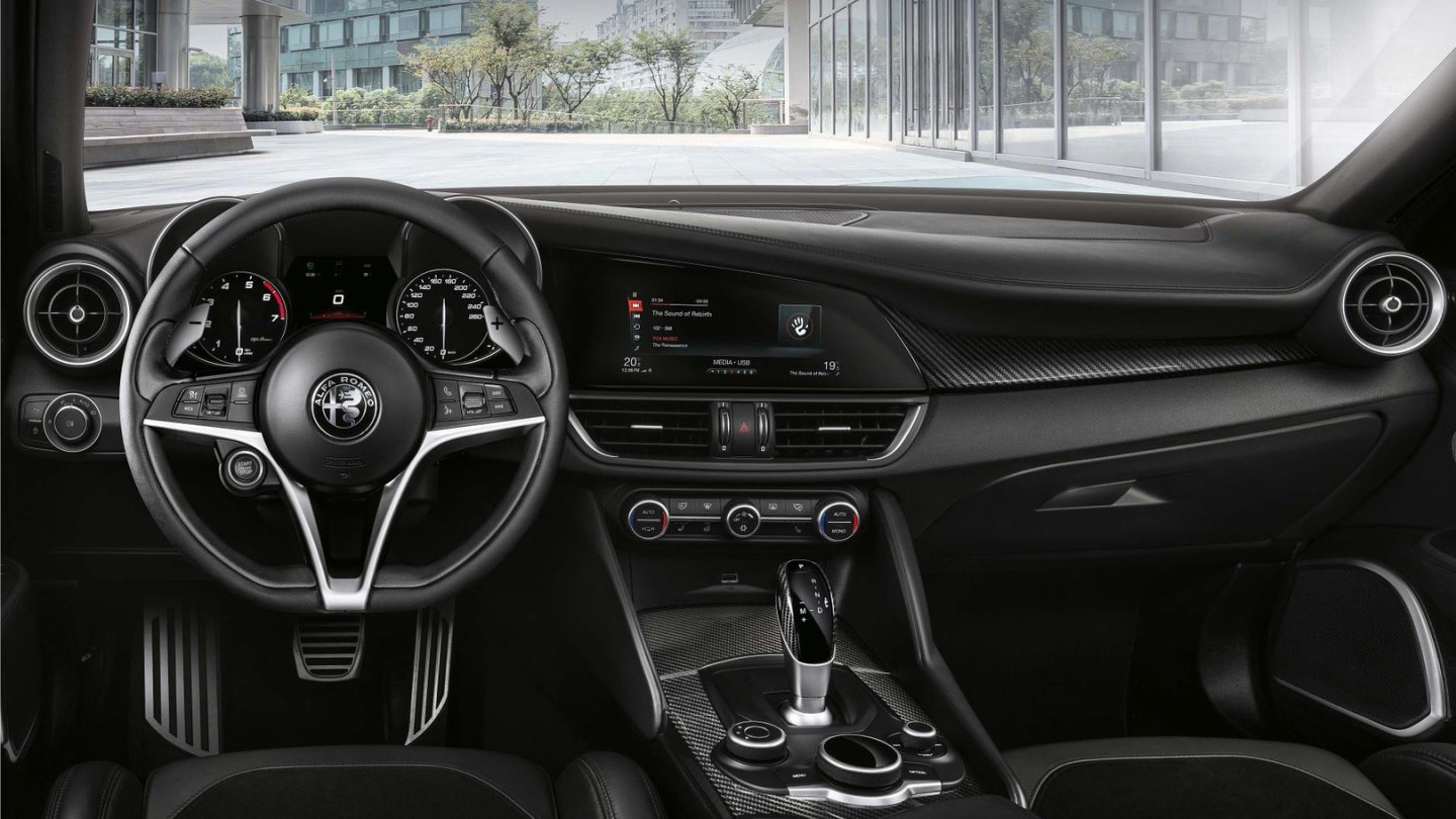 Apple Car Play und Android Auto ziehen in Giulia und Stelvio ein. Apple Car Play und Android Auto ziehen in Giulia und Stelvio ein.