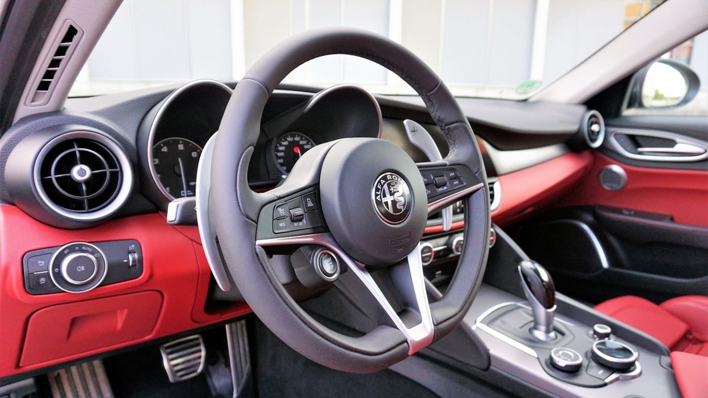 Außen hui, innen huiuiuiui! Das Cockpit macht an, sogar in Rot. Außen hui, innen huiuiuiui! Das Cockpit macht an, sogar in Rot.
