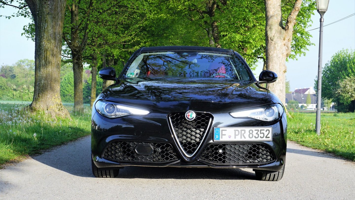Ein lasziver Blick und das Kennzeichen lässig im Mundwinkel: die Front der Giulia. Ein lasziver Blick und das Kennzeichen lässig im Mundwinkel: die Front der Giulia.