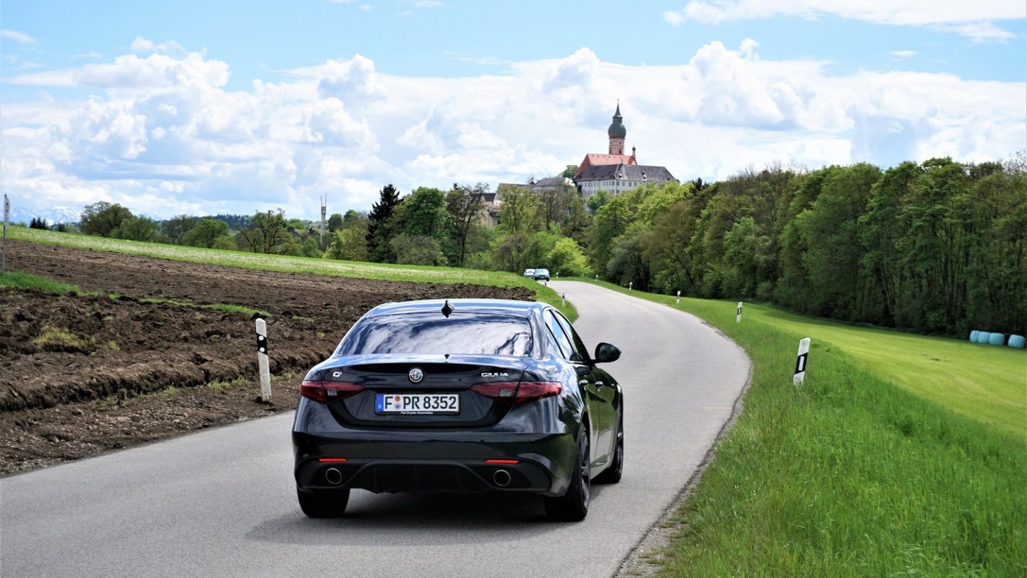 Auf Landstraßen fühlt sich die Giulia Veloce richtig zu Hause. Auf Landstraßen fühlt sich die Giulia Veloce richtig zu Hause.