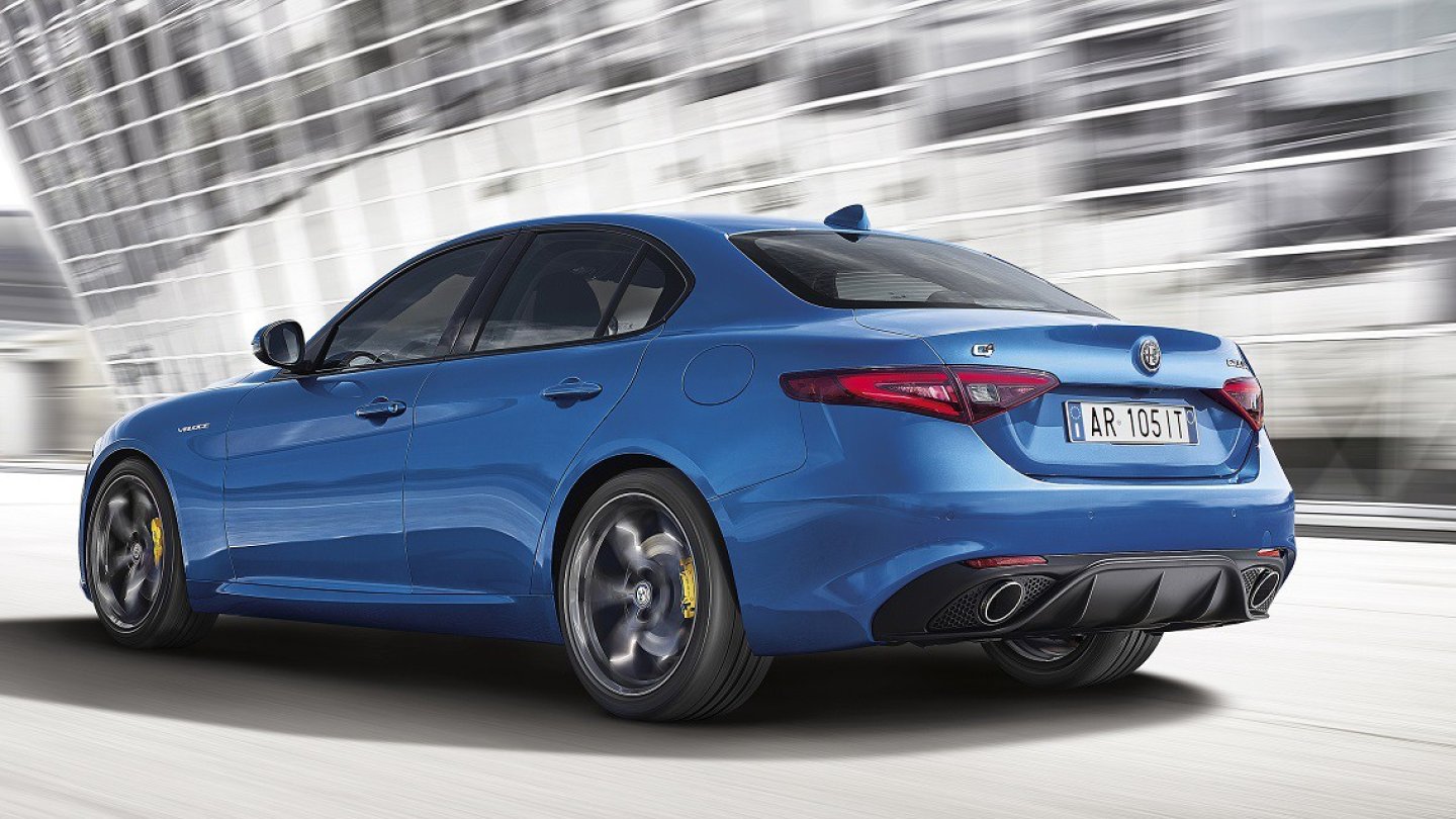 Neue Stoßfänger mit größerem Diffusor am Heck. Die Giulia Veloce ist auch im Auftritt sportlicher. Neue Stoßfänger mit größerem Diffusor am Heck. Die Giulia Veloce ist auch im Auftritt sportlicher.