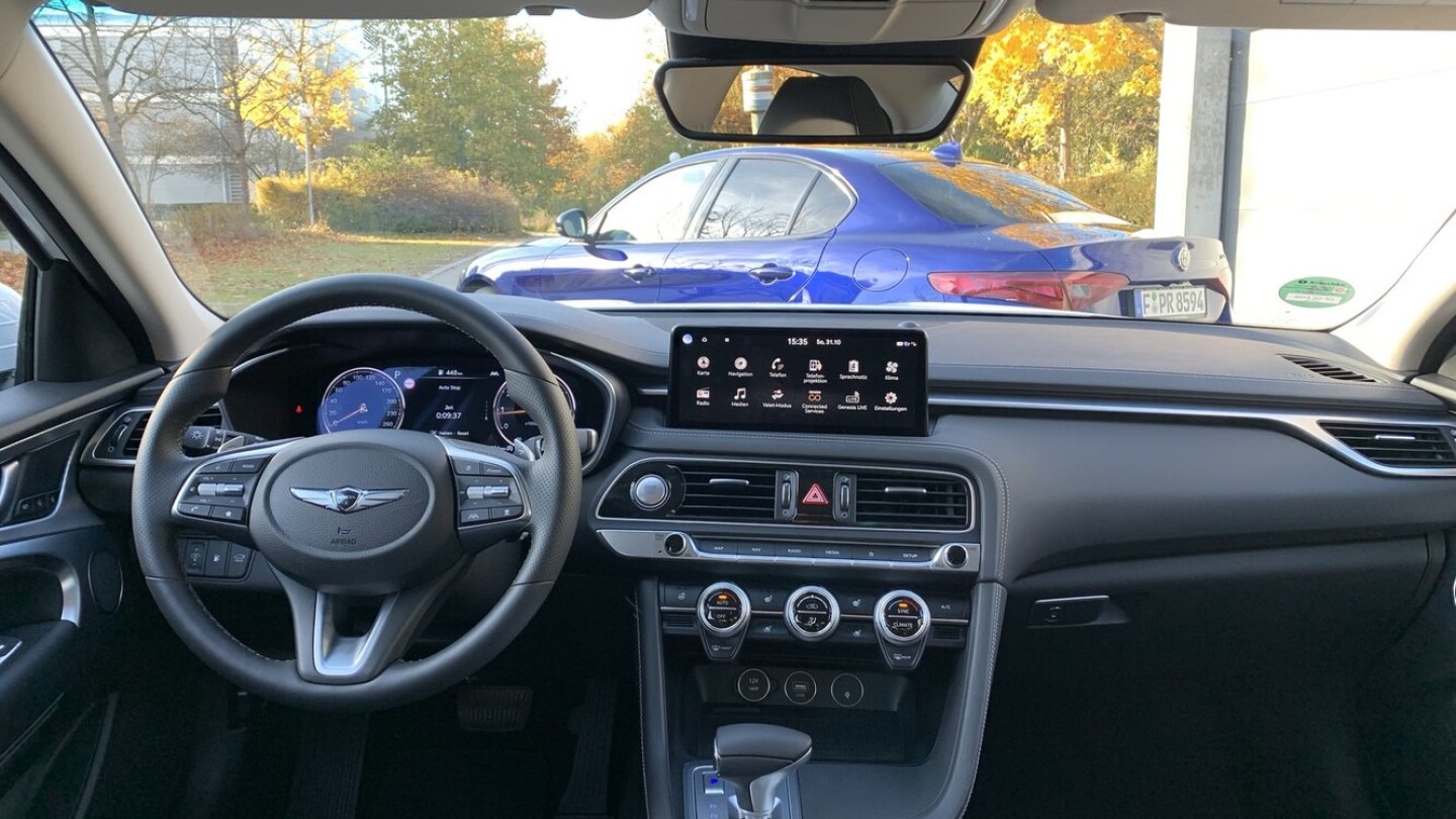 Im Cockpit setzt Genesis Teile aus dem Konzernregal ein. Im Cockpit setzt Genesis Teile aus dem Konzernregal ein.