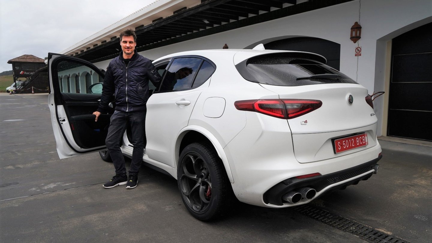 Ziemlich beste Freunde: Der Alfa Romeo Stelvio Quadrifoglio und ich. Foto: Thomas Starck Ziemlich beste Freunde: Der Alfa Romeo Stelvio Quadrifoglio und ich. Foto: Thomas Starck