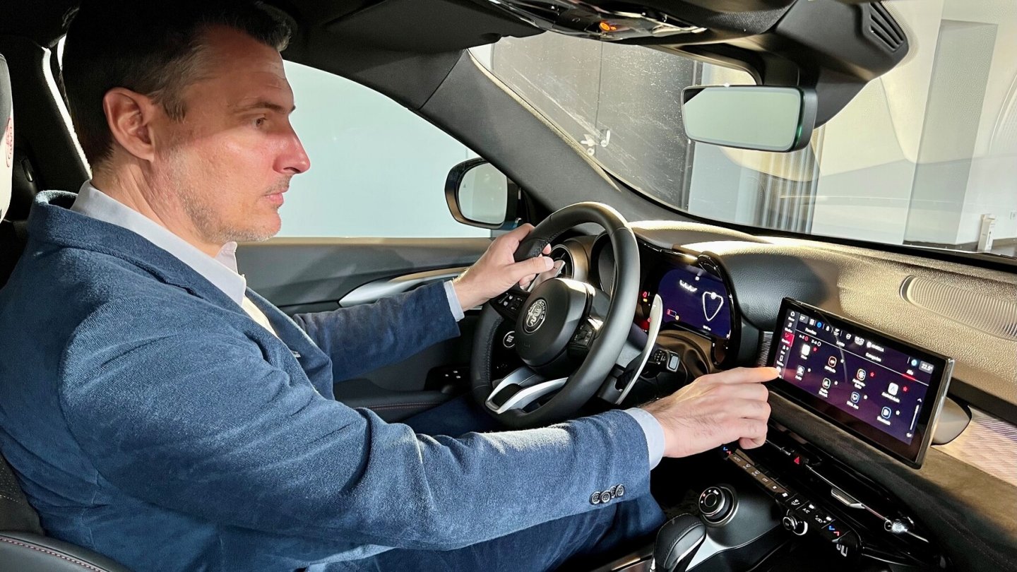 Die Bedienung läuft größtenteils über den Touchscreen auf der Mittelkonsole. Die Bedienung läuft größtenteils über den Touchscreen auf der Mittelkonsole.