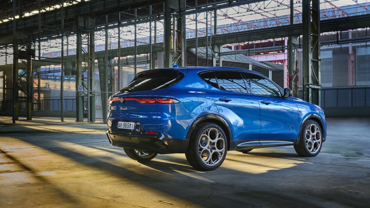 Ein LED-Leuchtenband ziert das Heck des SUV. Ein LED-Leuchtenband ziert das Heck des SUV.