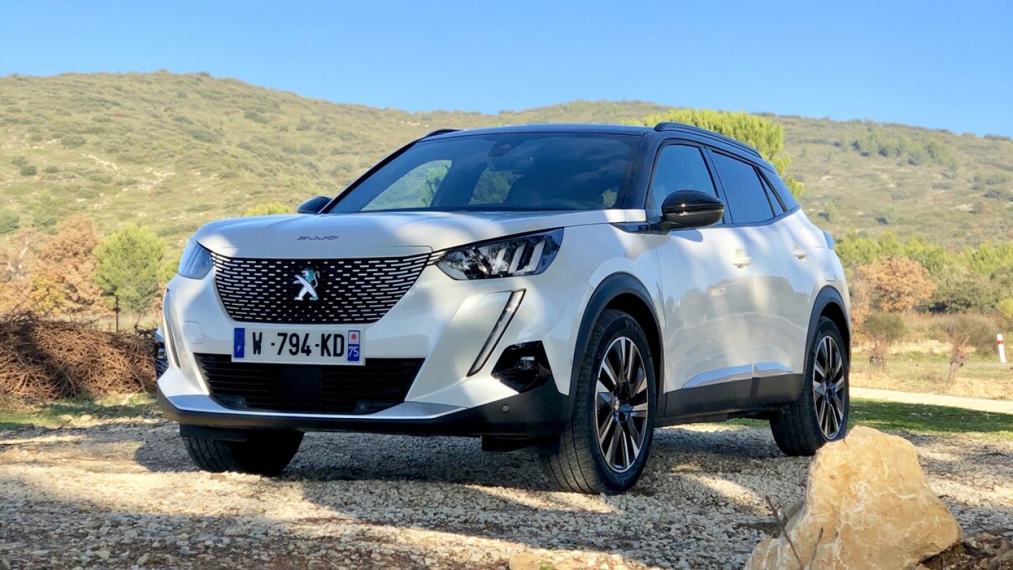 Der Peugeot e-2008 GT kostet 8.050 Euro mehr als der entsprechende Benziner mit 155 PS.