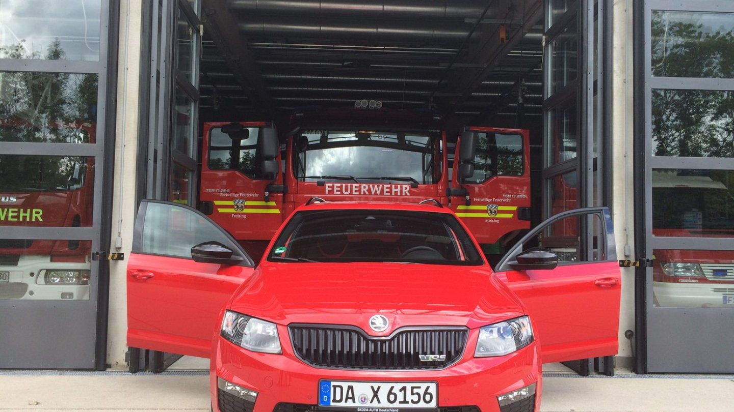 Entschuldigung, aber das rote, schnelle Auto mussten wir einfach so fotografieren Entschuldigung, aber das rote, schnelle Auto mussten wir einfach so fotografieren
