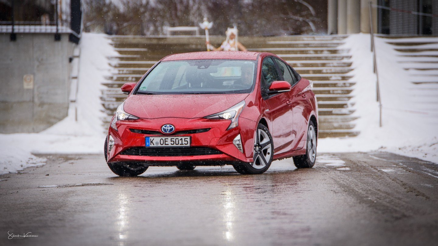 Die LED-Pupillen und der grinsende Kühlergrill formen ein Gesicht: Die Front des Prius. Die LED-Pupillen und der grinsende Kühlergrill formen ein Gesicht: Die Front des Prius.