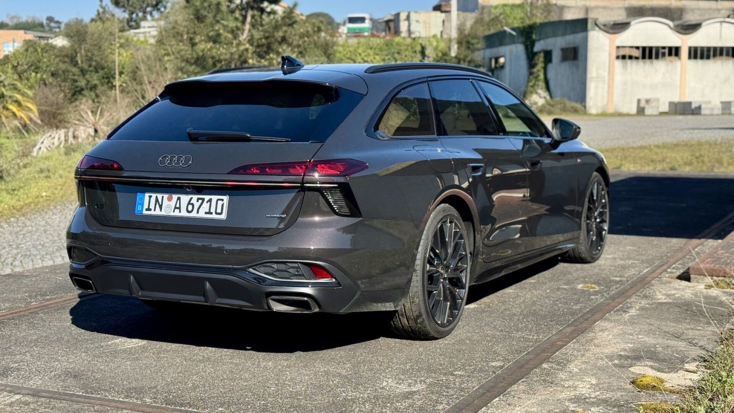 Die Lackierung in Madeirabraun Metallic gibt es nur für die Sonderserie Edition One. Die Lackierung in Madeirabraun Metallic gibt es nur für die Sonderserie Edition One.