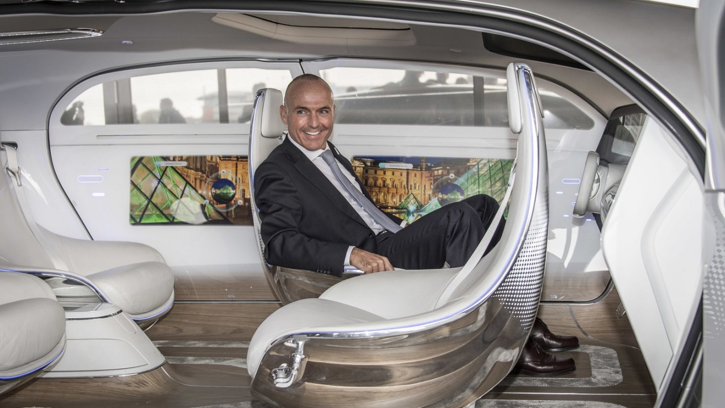Das Forschungsauto F015 von Mercedes-Benz zeigt, wie sich Innenräume langfristig ändern werden. Das Forschungsauto F015 von Mercedes-Benz zeigt, wie sich Innenräume langfristig ändern werden.