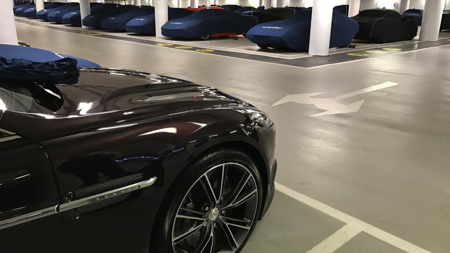 Ein Aston Martin unter seinesgleichen. Für das Foto abgedeckt. Ein Aston Martin unter seinesgleichen. Für das Foto abgedeckt.