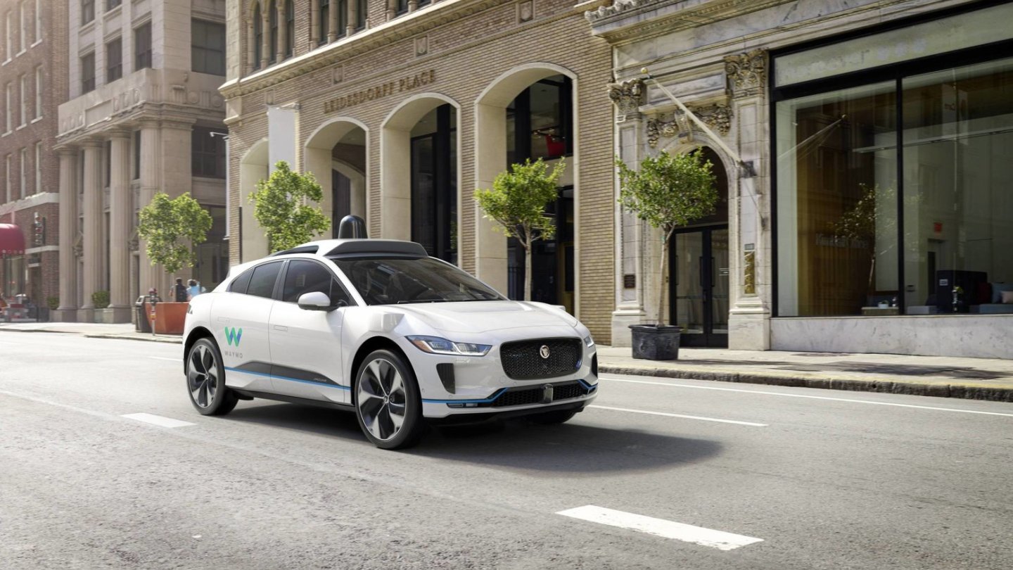 Die Sensoren und Kameras sitzen im Dach des selbstfahrenden I-Pace. Die Sensoren und Kameras sitzen im Dach des selbstfahrenden I-Pace.