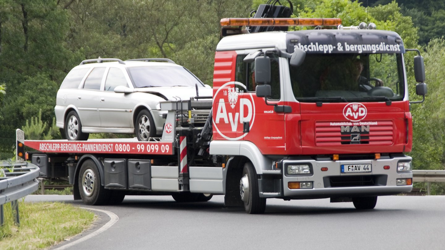 Ob Panne oder Unfall: Mit dem AvD ist umgehend Hilfe vor Ort. Ob Panne oder Unfall: Mit dem AvD ist umgehend Hilfe vor Ort.