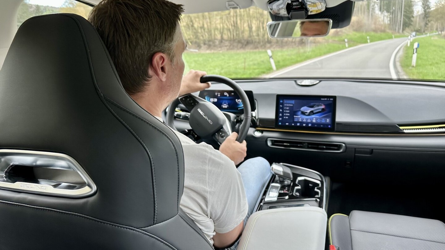 Fahrwerk und Lenkung sind gut abgestimmt. Fahrwerk und Lenkung sind gut abgestimmt.