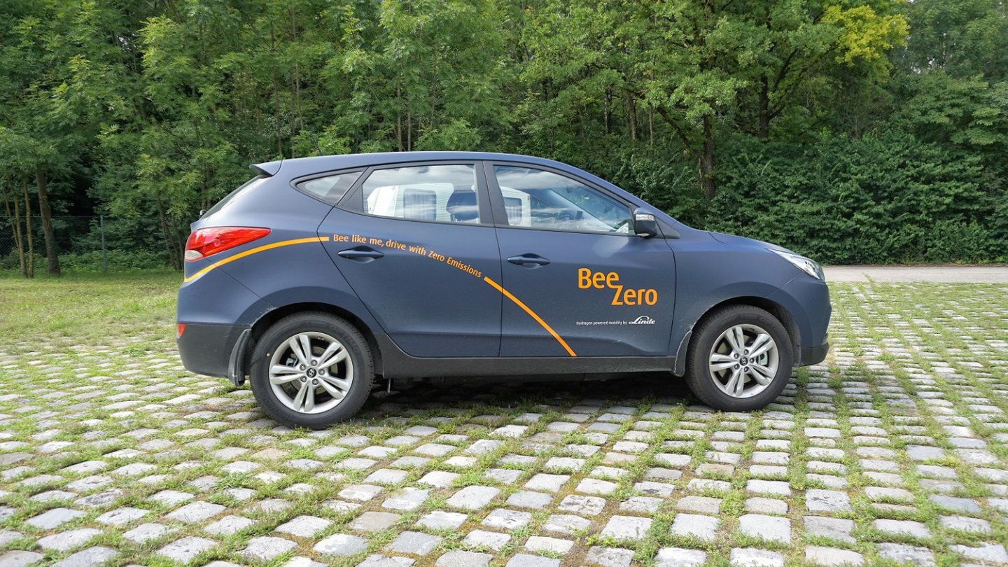 Unscheinbar beklebt rollen die Brennstoffzellen-Hyundais zum Teilen durch den Großraum München. Unscheinbar beklebt rollen die Brennstoffzellen-Hyundais zum Teilen durch den Großraum München.