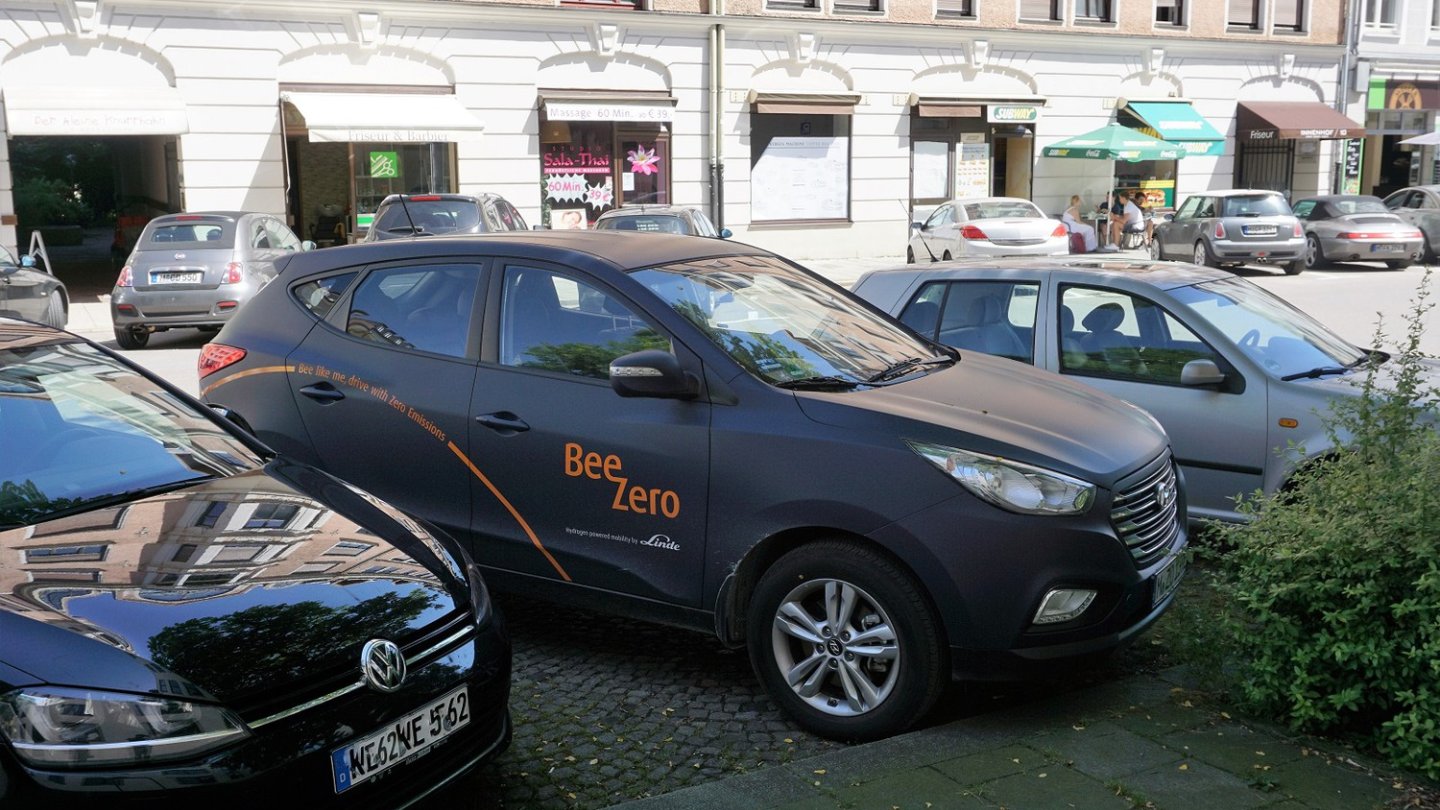 Alternativ angetriebene Mobilitätsalternative: Der Hyundai wartet am Straßenrand darauf, gemietet zu werden. Alternativ angetriebene Mobilitätsalternative: Der Hyundai wartet am Straßenrand darauf, gemietet zu werden.