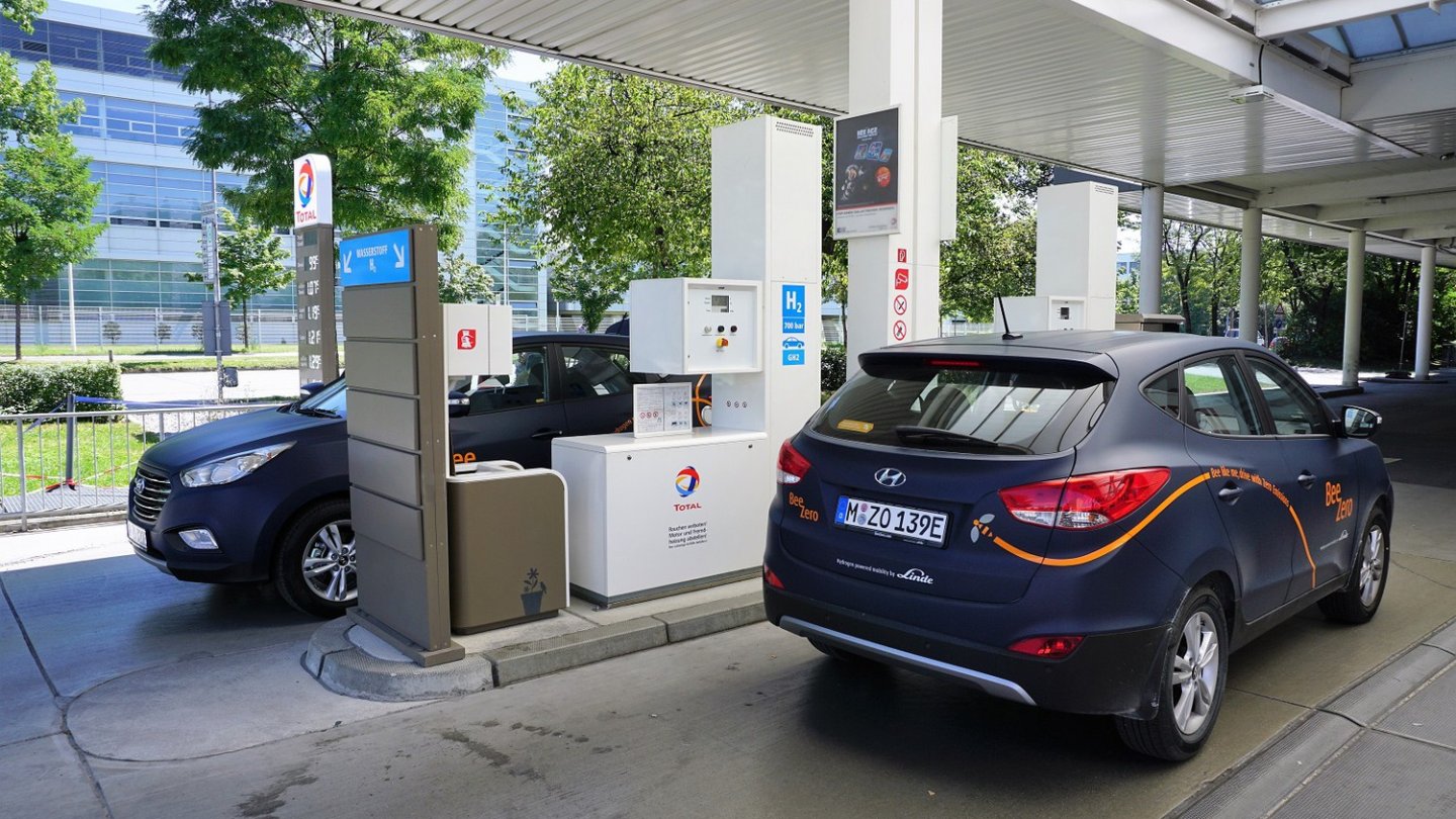 Rush Hour an Münchens einziger Wasserstoff-Säule. Bisher tankten hier fast nur BMW-Versuchsträger. Rush Hour an Münchens einziger Wasserstoff-Säule. Bisher tankten hier fast nur BMW-Versuchsträger.