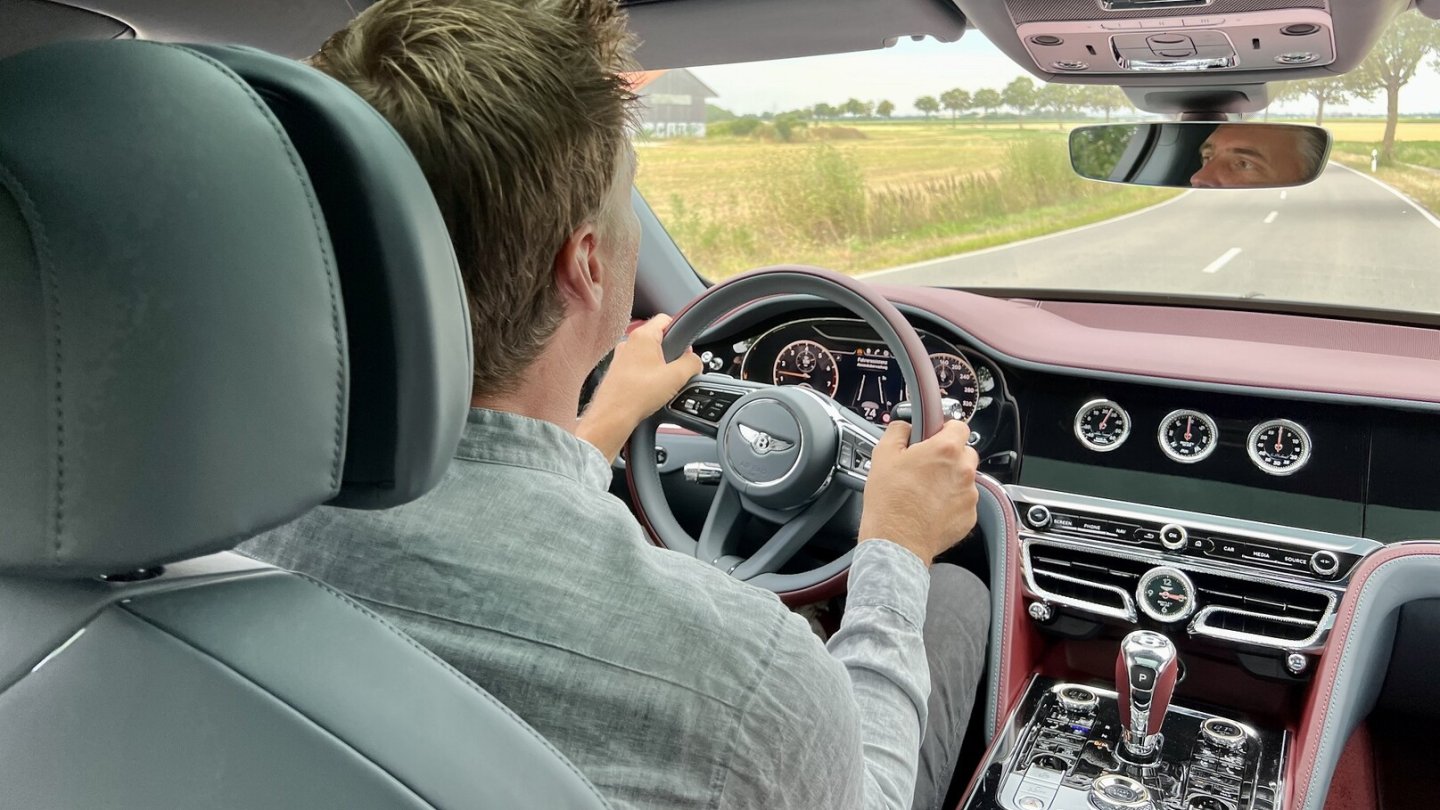Zwei in einem: Der Bentley Flying Spur W12 ist Luxuslimousine und Sportwagen gleichermaßen. Zwei in einem: Der Bentley Flying Spur W12 ist Luxuslimousine und Sportwagen gleichermaßen.