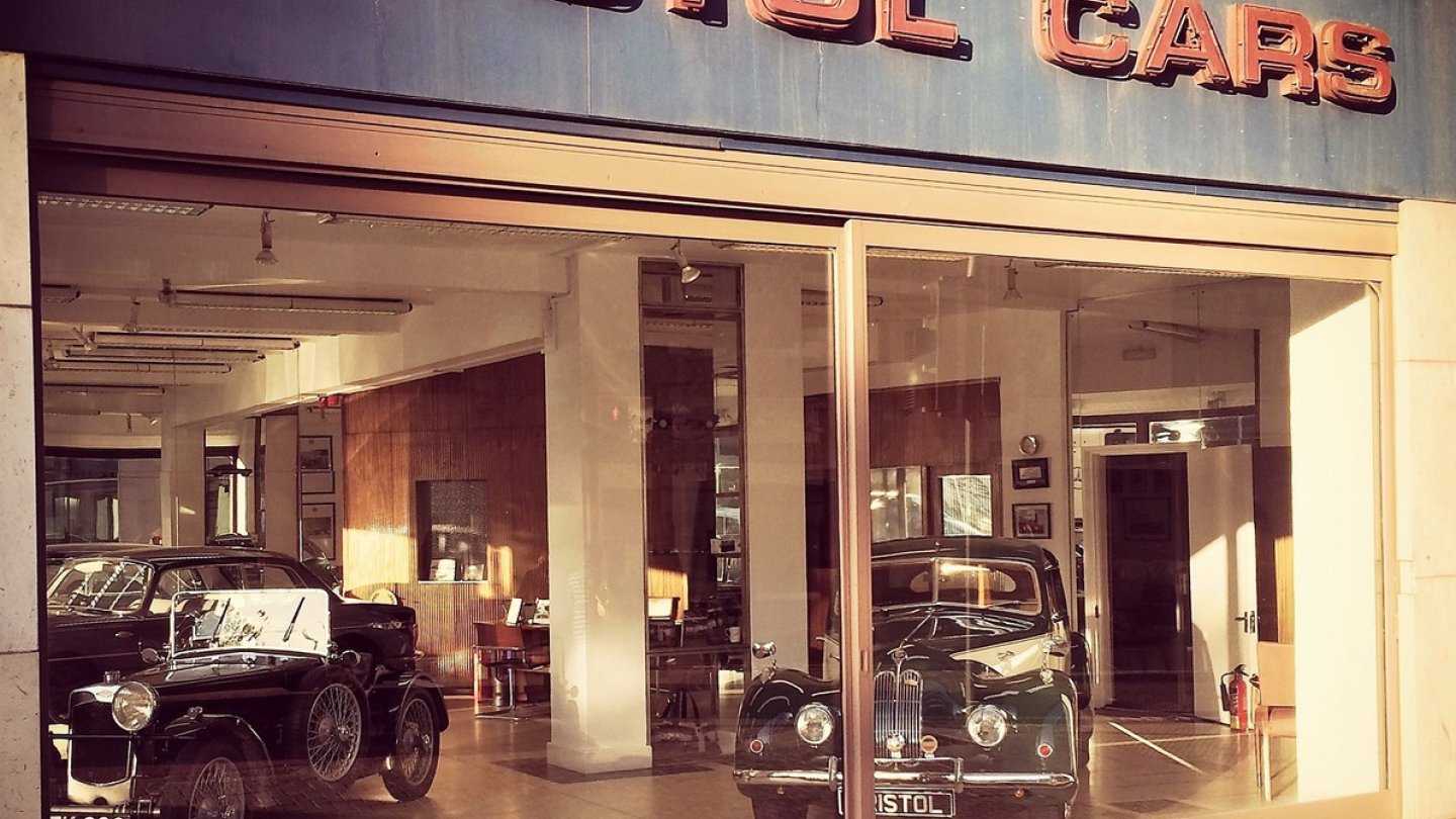 Die feine britische Art muss nicht sein. Wie hier im einzigen Autohaus weltweit des Kleinstherstellers Bristol Cars. Die feine britische Art muss nicht sein. Wie hier im einzigen Autohaus weltweit des Kleinstherstellers Bristol Cars.